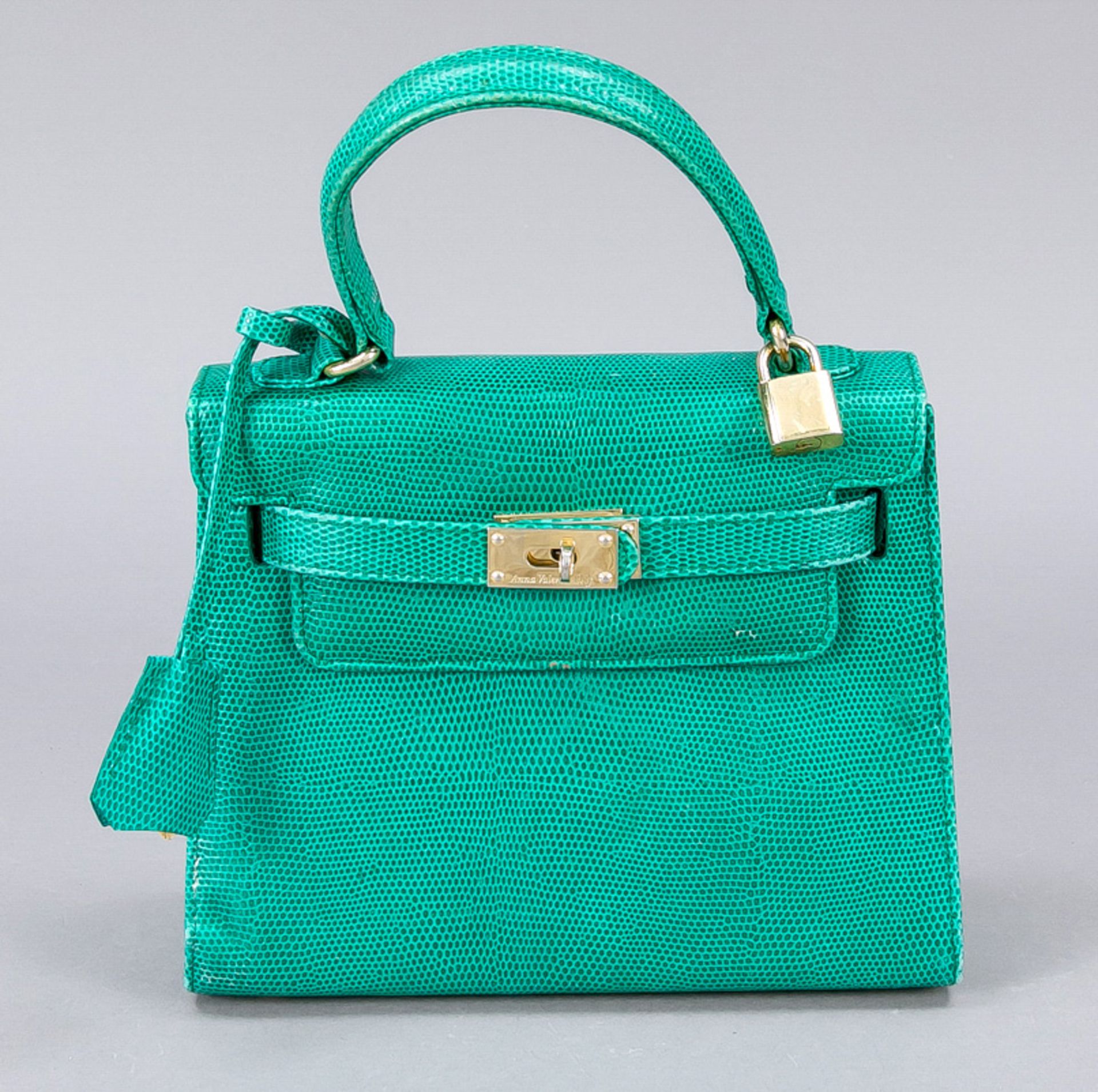 Anna Valerie Adolf, kleine Handtasche im klassischen Kelly Bag Design, smaragdgrünes Leder in