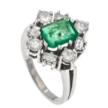 Smaragd-Brillant-Ring WG 585/000 mit einem im Smaragdschliff fac. Smaragd 8,5 x 6,5 mm in guter