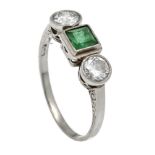 Art Déco Ring WG 585/000 mit einem carréförmig fac., grünen Edelstein 4,8 x 4,8 mm und 2