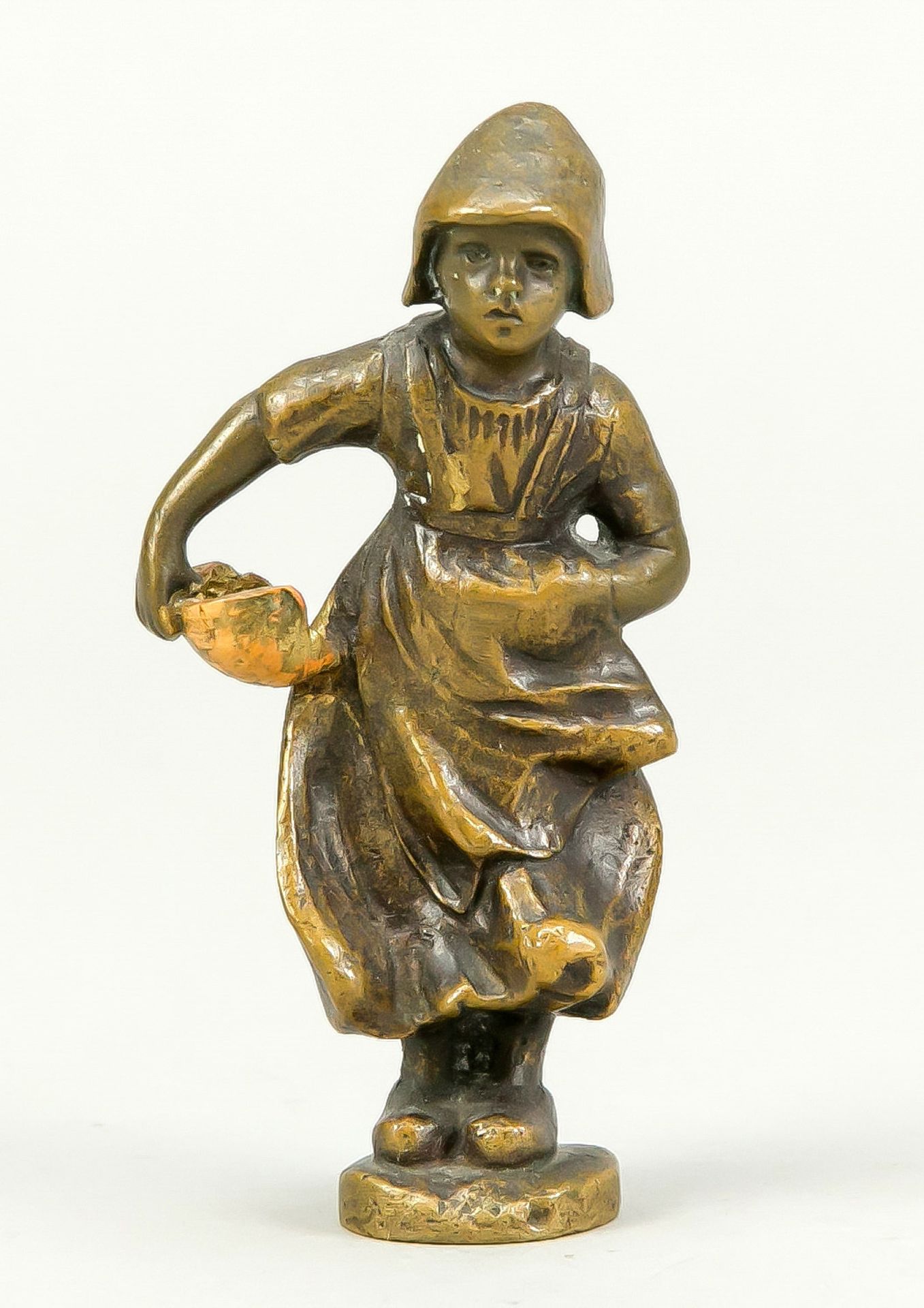 Holländische Kleinbronze des 19. Jh., Mädchen in Tracht mit Schale, unsign., patinierte Bronze, H.