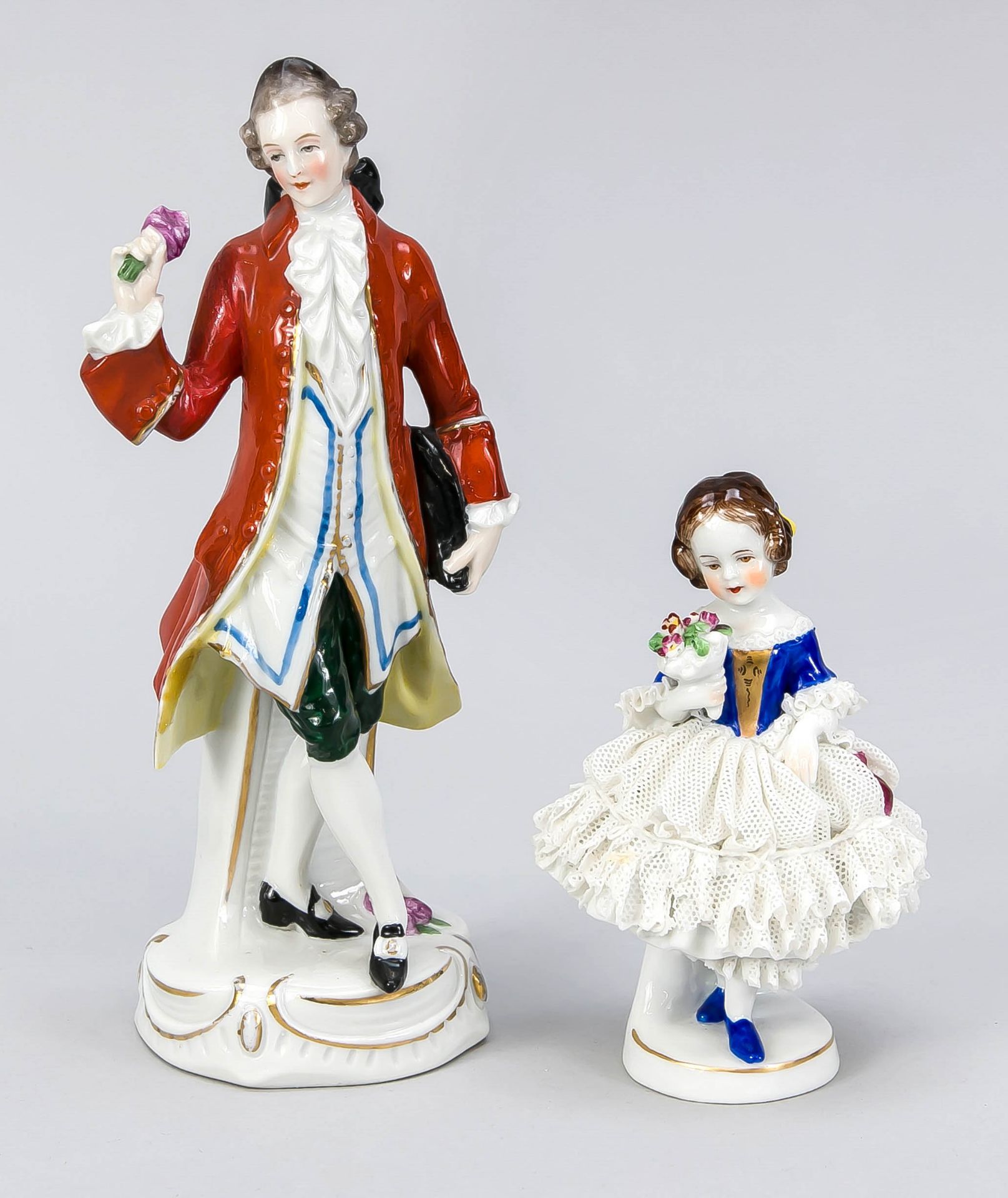 Zwei Figuren, Thüringen, 20. Jh., Kavalier in rotem Gehrock mit Rose in der Hand, rest., H. 20 cm,