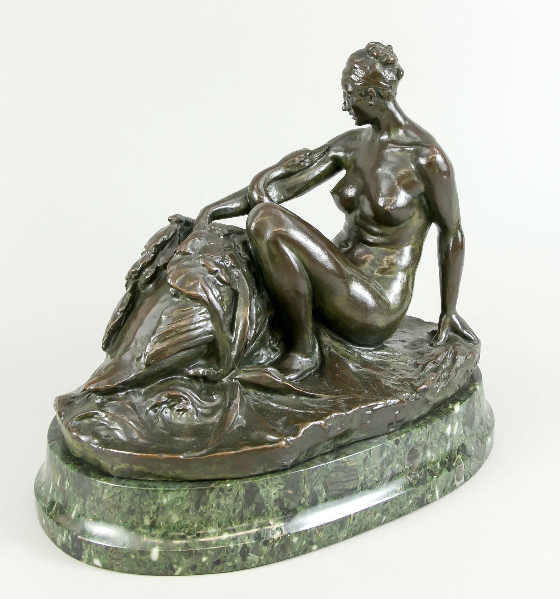 Auguste Puttemans (1866-1927), Leda mit dem Schwan, patinierte Bronze über ovaler Marmorplinthe,