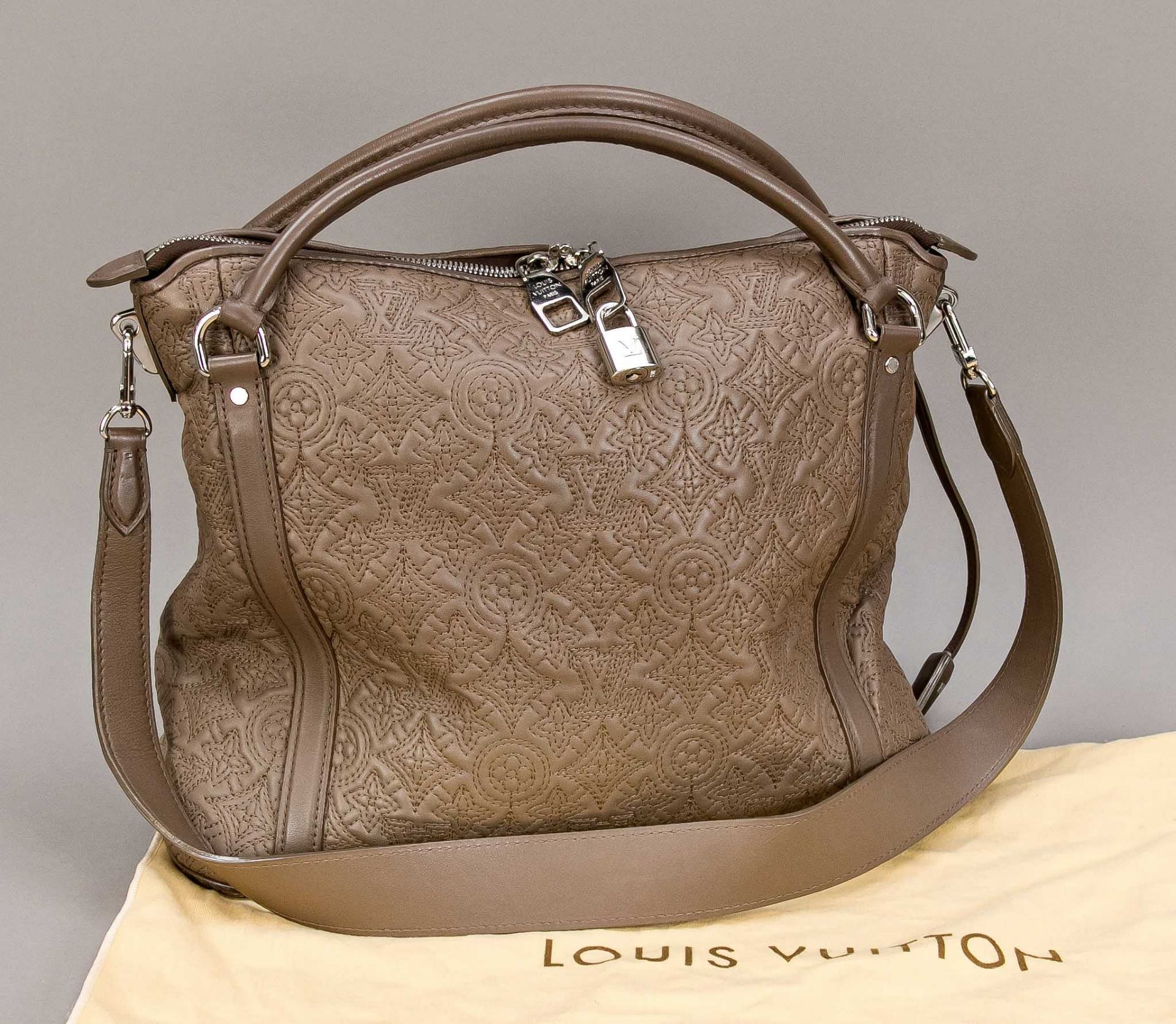 Louis Vuitton, Shoulder Bag, weiches taupefarbenes Leder mit eingenähtem Logo im Rapport, silberfarb