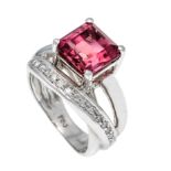 Turmalin-Briliant-Ring WG 750/000 mit einem im Smaragdschliff fac. pinken Turmalin 8,9 x 8,9 x 6,9