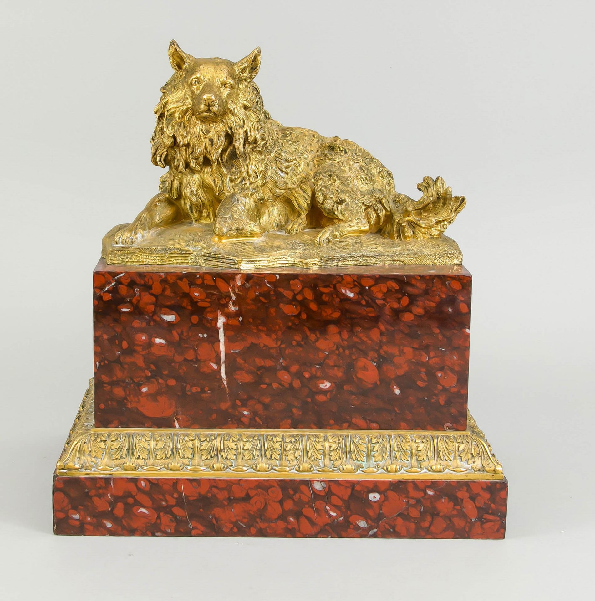 Unidentifizierter, wohl russischer Bildhauer des 19. Jh., großer, zotteliger Hund in vergoldeter und