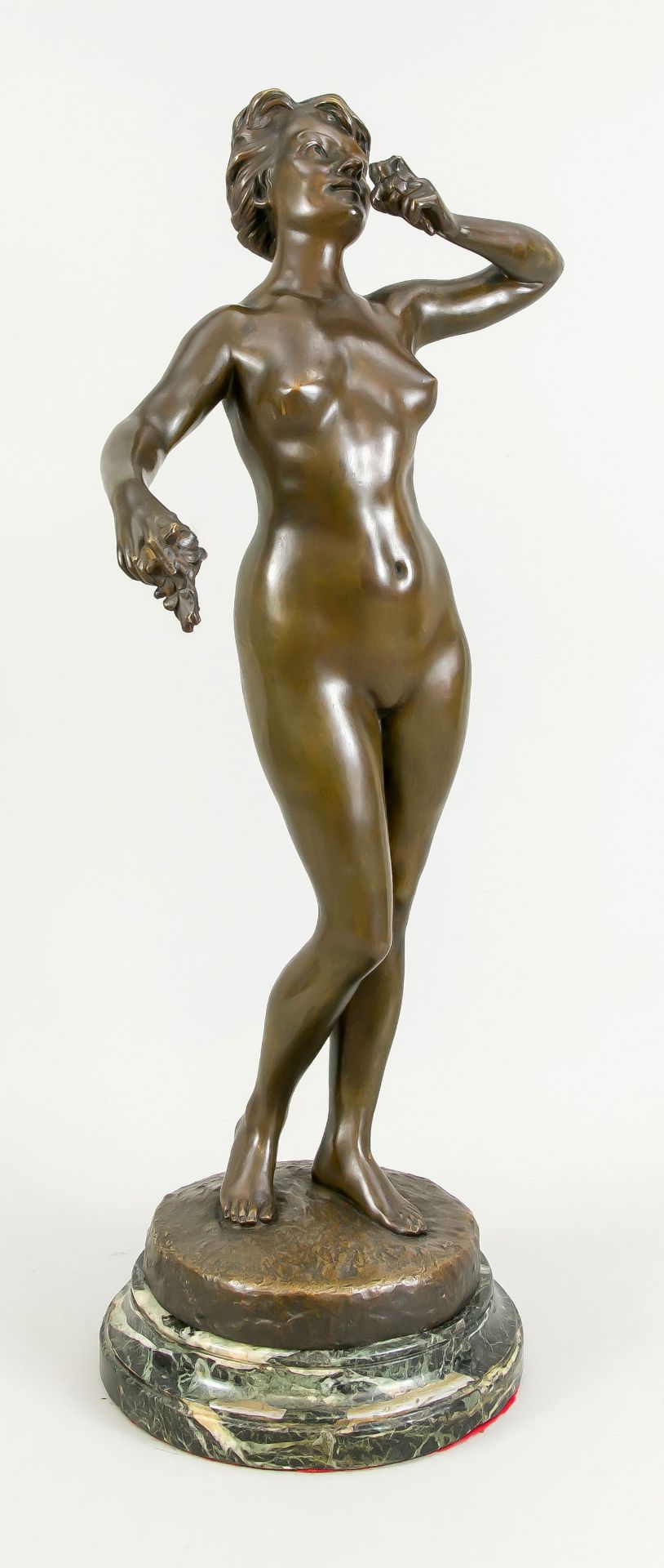 Gustave Louis, frz. um 1900, großer, stehender Akt an einer Blume riechend, patinierte Bronze auf