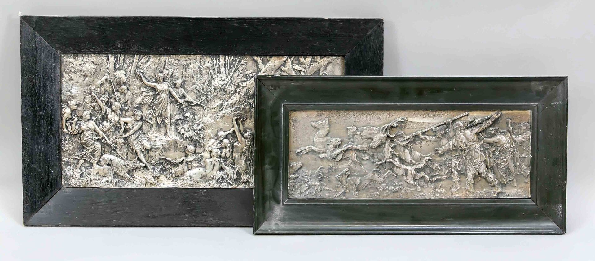 Zwei jagdliche Reliefs um 1900, vielfigurioge, mythologische Jagdszenen, Weißmetall, verschmutzt,