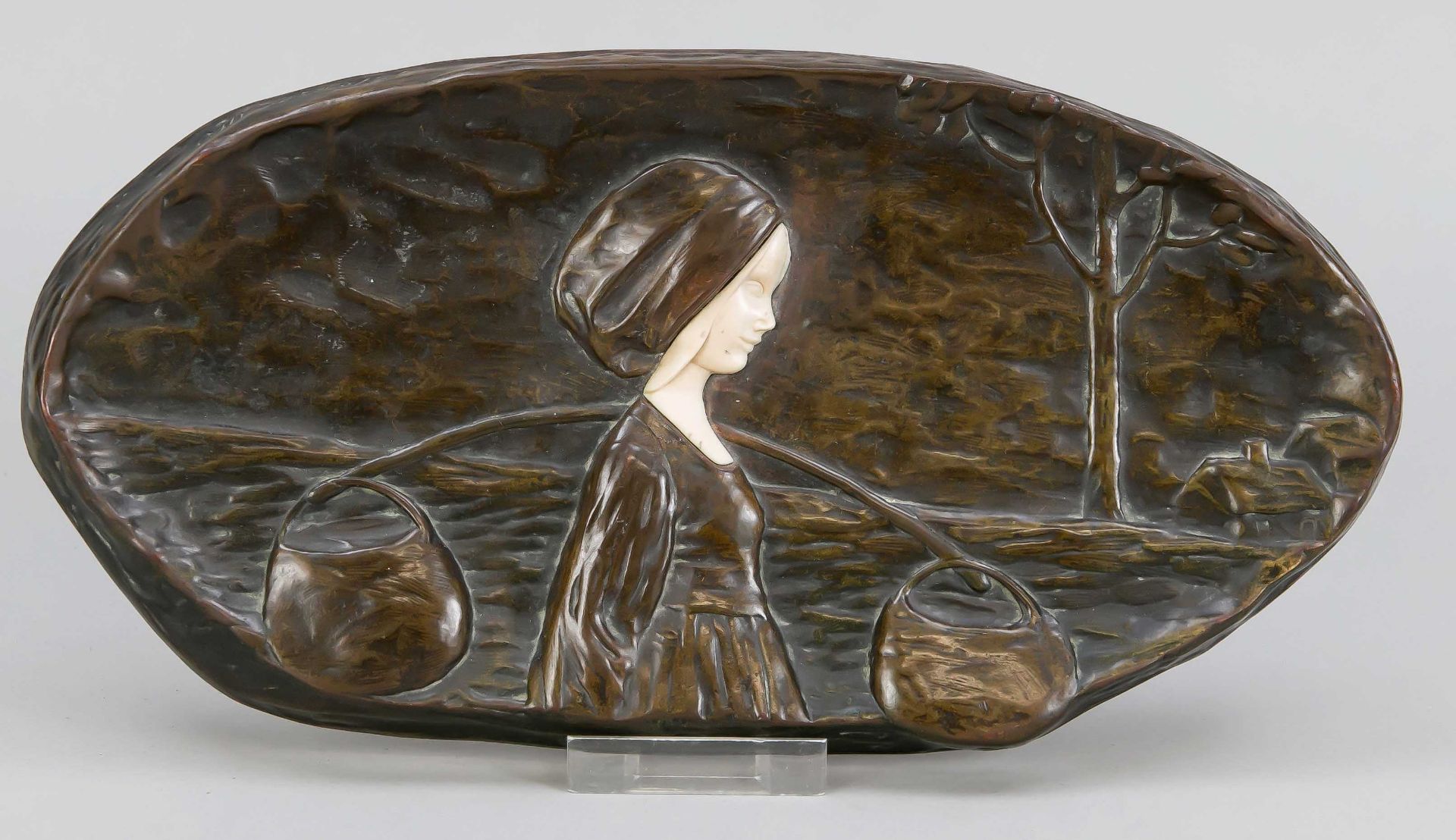 Peter Tereszczuk (1875-1963), Visitenkartenschale des Jugendstils, ovales Bronzerelief mit einem