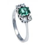 Edelstein-Brillant-Ring WG 585/000 mit einem achteckig fac. grünen Edelstein 6,0 x 4,5 mm in einem
