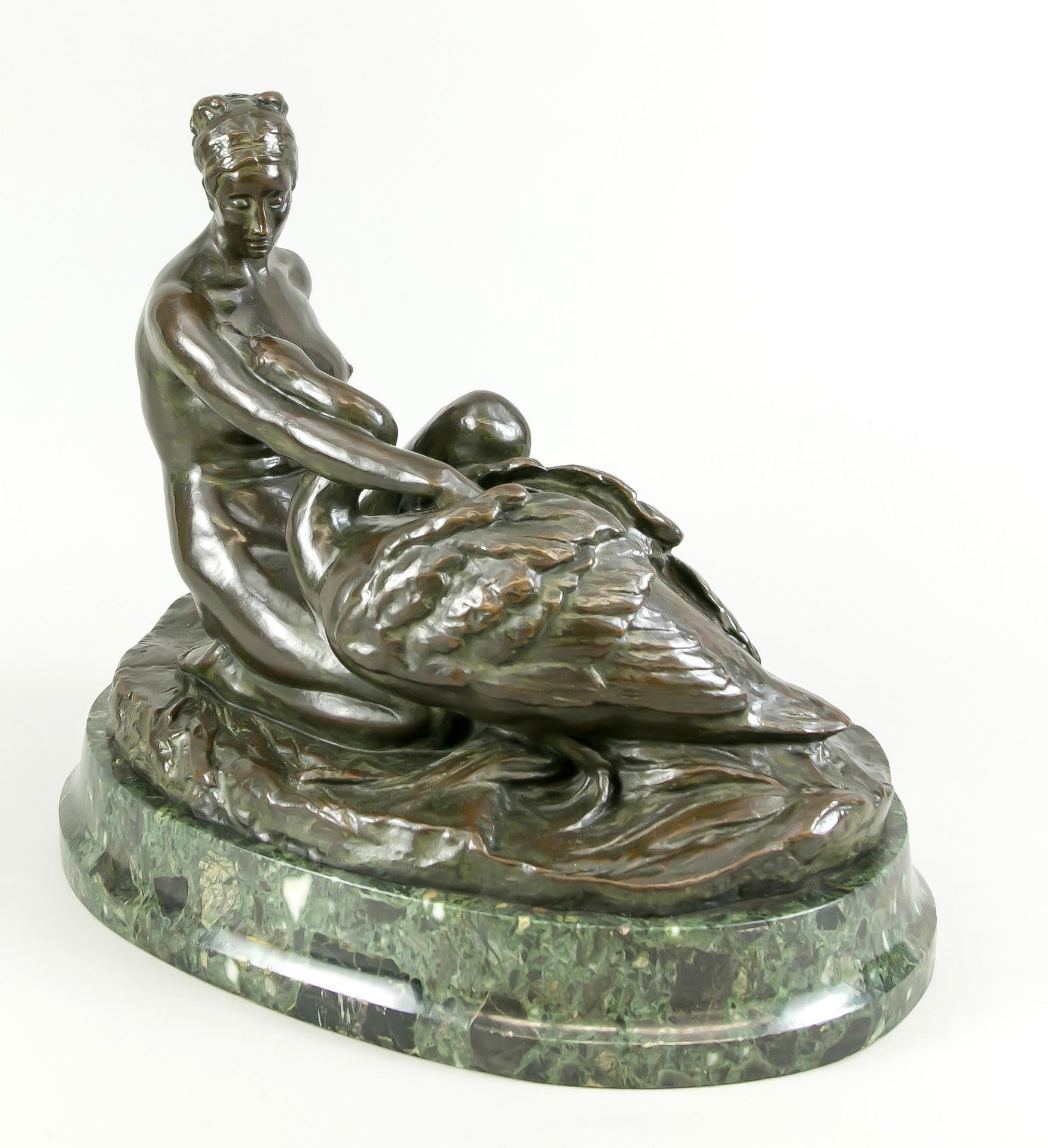 Auguste Puttemans (1866-1927), Leda mit dem Schwan, patinierte Bronze über ovaler Marmorplinthe, - Image 2 of 2