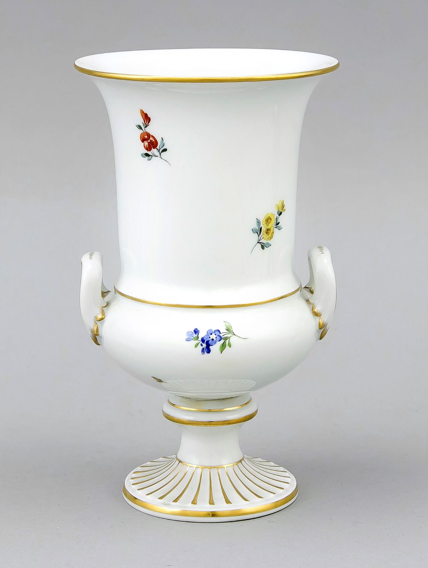 Doppelhenkelvase, Meissen, 2. H. 20. Jh., 2. Wahl, Blumenbemalung und Goldränder sowie Sockel mit - Image 2 of 2