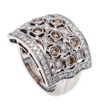 Brillant-Ring WG 750/000 mit 7 Brillanten, zus. 0,50 ct fancybrown/SI-PI1 und Brillanten, zus. 0,