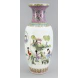 Famille Rose Vase, China, um 1970. Balustervase mit