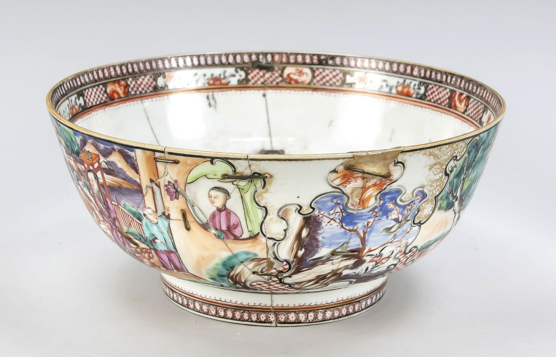 Famille Rose Export Mandarin Bowl, China, 18th century (Qianlong/Qing). Circumferentially