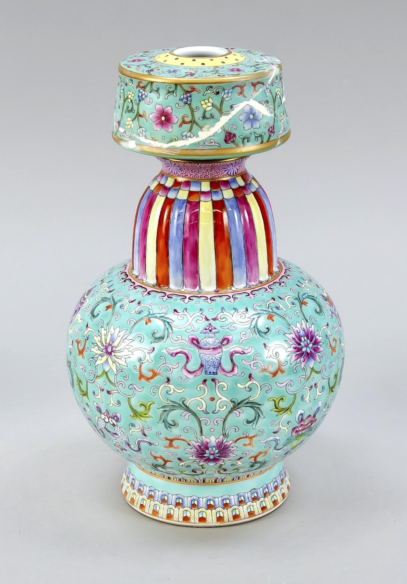 Tibet-style Famille Rose vase (Benbaping), China, 19th/20th c., consisting of 2 parts. Depiction