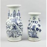 2 Vasen, China, 19. Jh. Kobaltblaue Dekore mit Drac