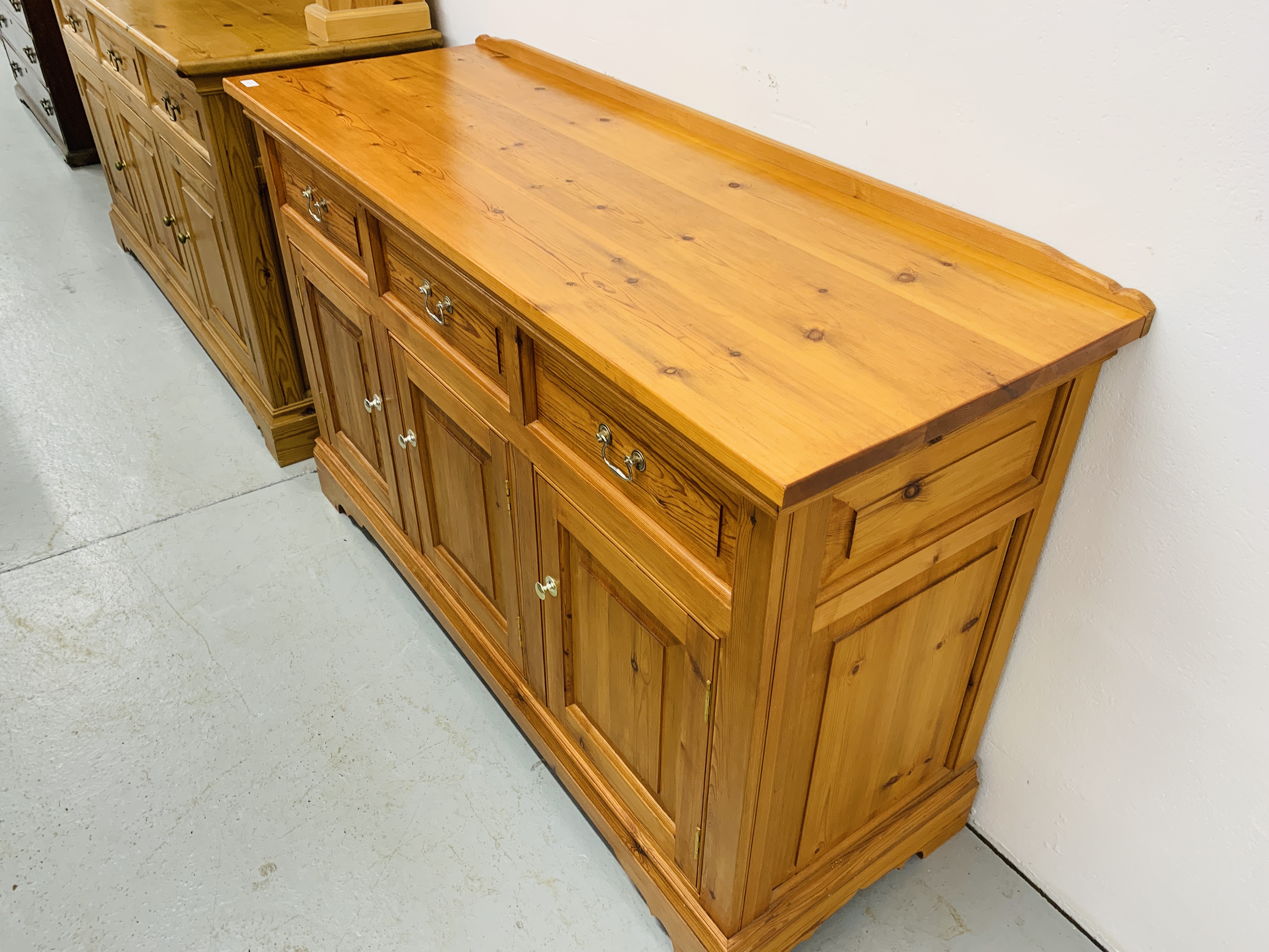 A SOLID PINE THREE DRAWER DRESSER BASE - LENGTH 147cm. HEIGHT 91cm. - Image 4 of 10