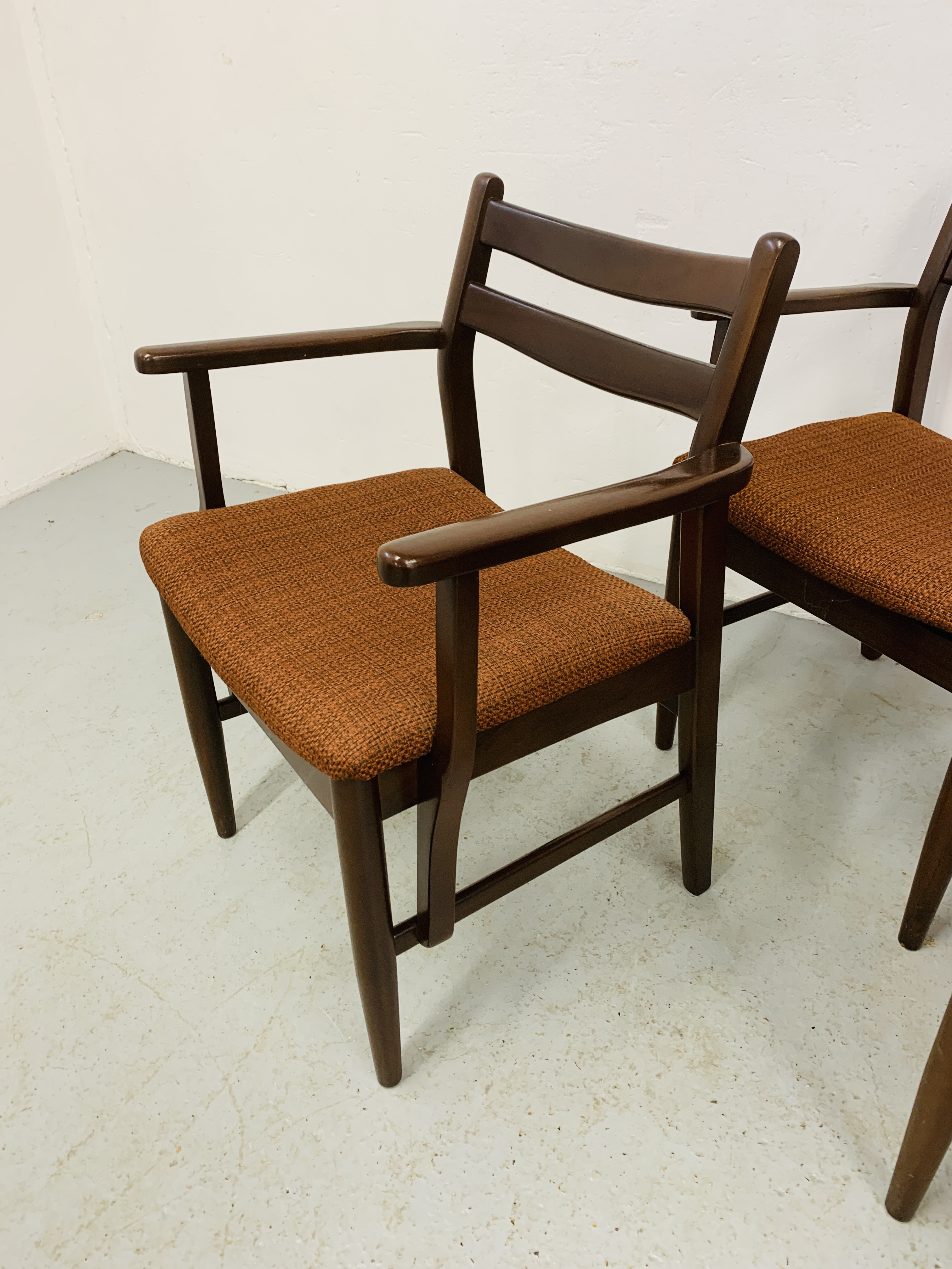 A SET OF FOUR RETRO DINING CHAIRS (TWO SIDE, - Image 3 of 8