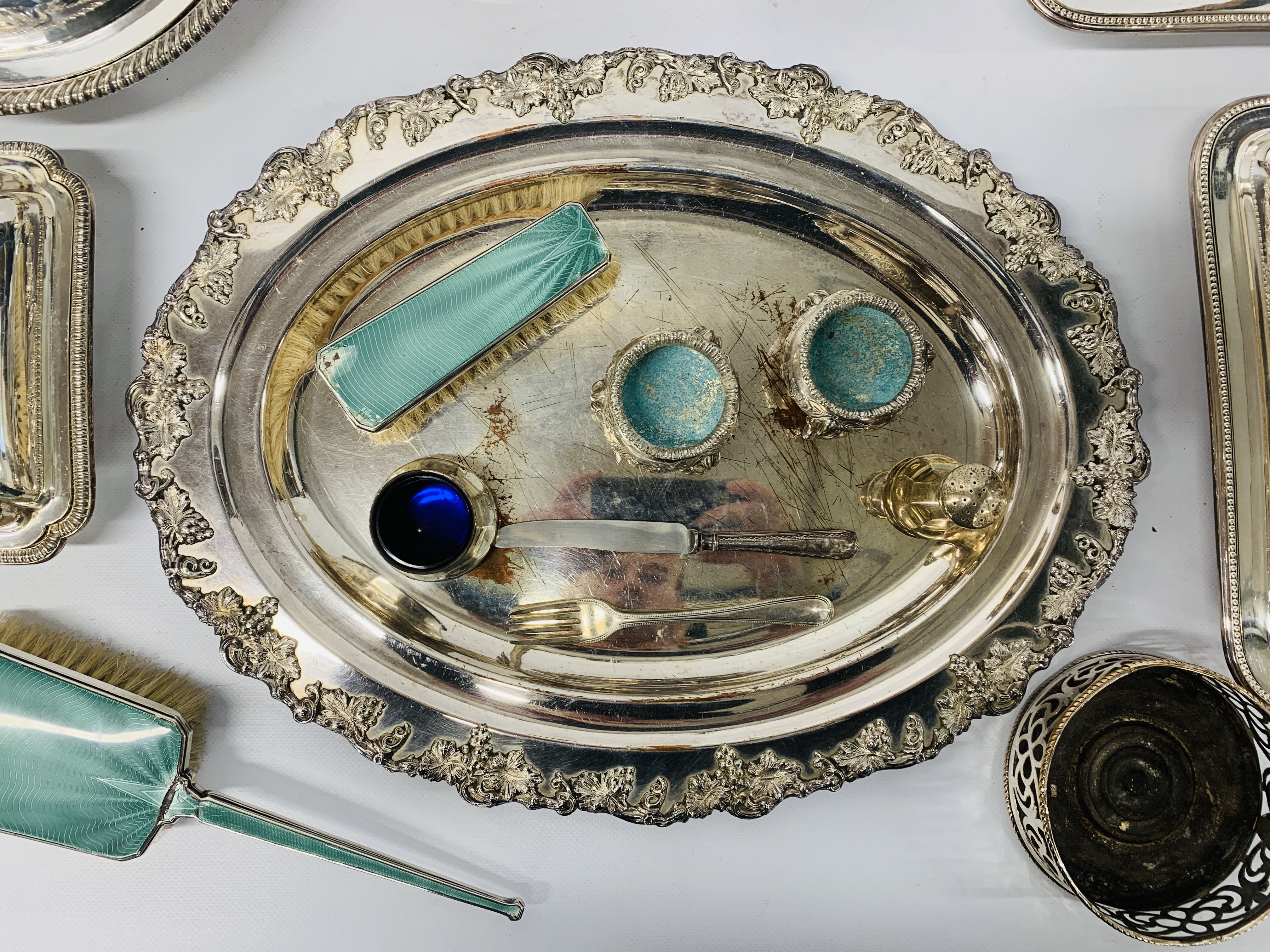 A GROUP OF GOOD QUALITY SILVER PLATED WARES TO INCLUDE OVAL TRAY LENGTH 45CM, - Image 12 of 12