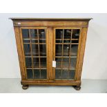 A MAHOGANY TWO DOOR BOOKCASE STANDING ON BUN FEET, WIDTH 117CM, HEIGHT 130CM,