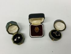 3 X 9CT GOLD LADIES RINGS (ONE AMBER SET, ONE WHITBY JET SET,