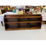 A MAHOGANY LOW LEVEL THREE TIER GRADUATED BOOKSHELF, LENGTH 216CM,