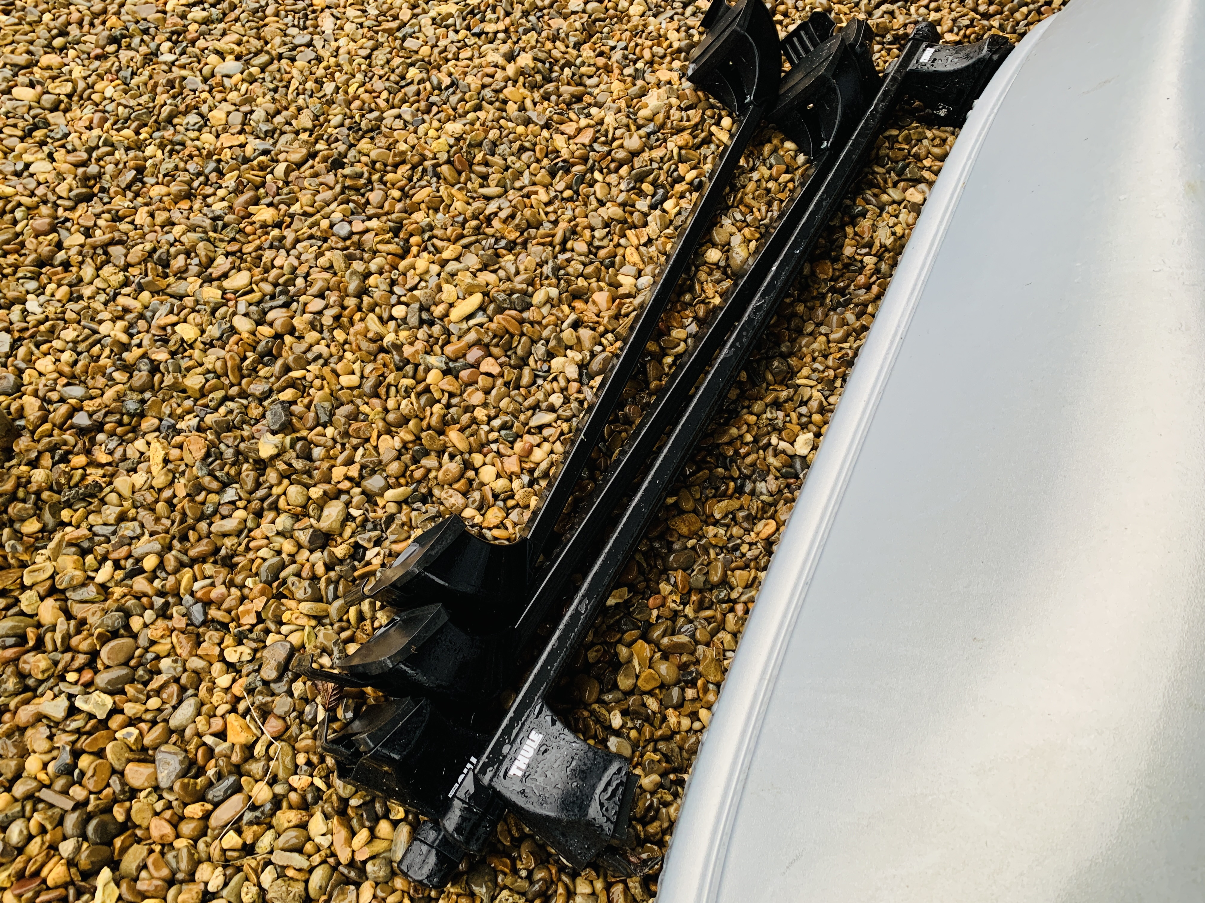 A HALFORDS VEHICLE TOP BOX PLUS A PAIR OF THULE ROOF BARS AND PAIR OF SUZUKI ROOF BARS (KEYS WITH - Image 3 of 3