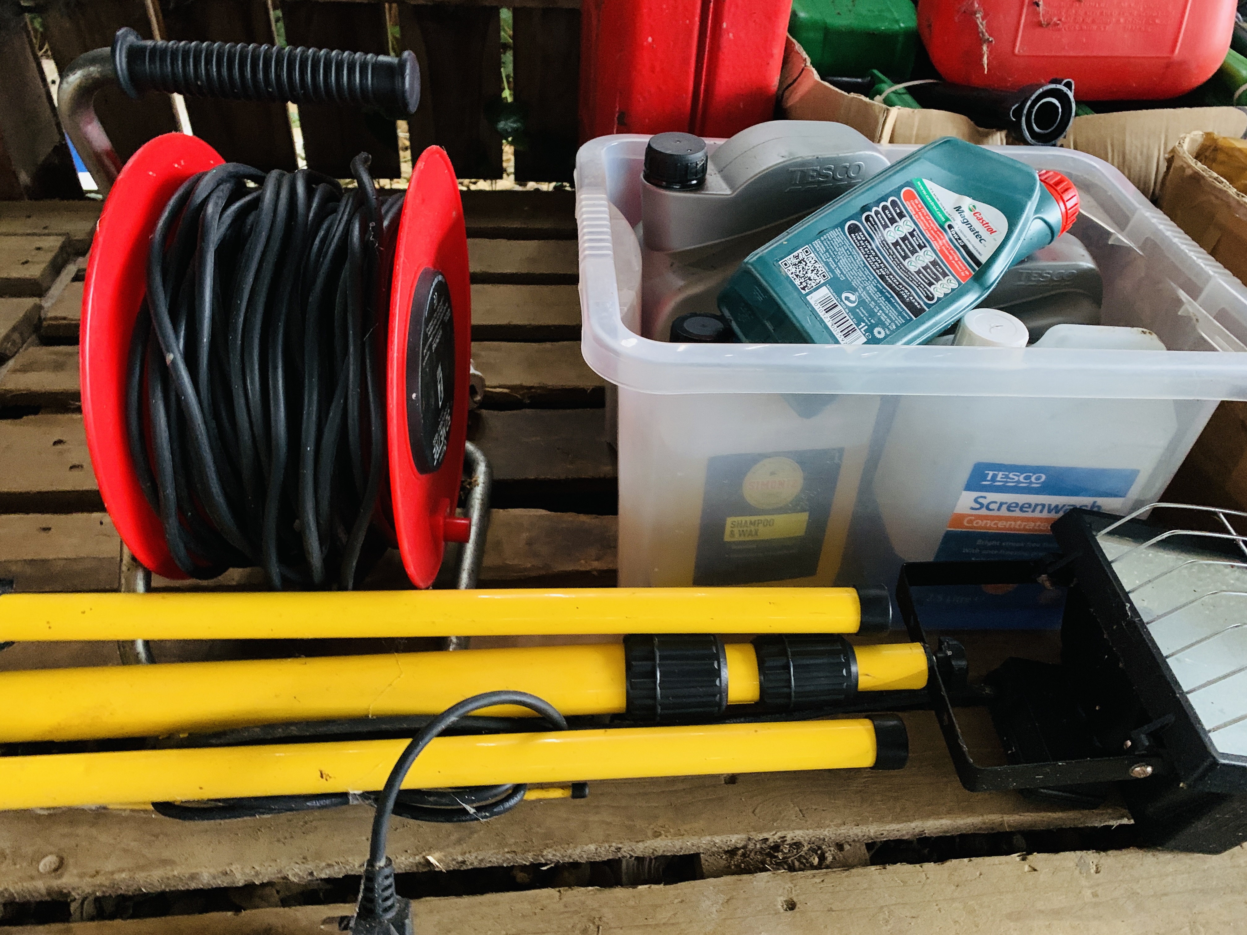 8 BOXES CONTAINING ASSORTED SHED SUNDRIES TO INCLUDE FLOOD LAMPS, EXTENSION LEADS, - Image 10 of 14