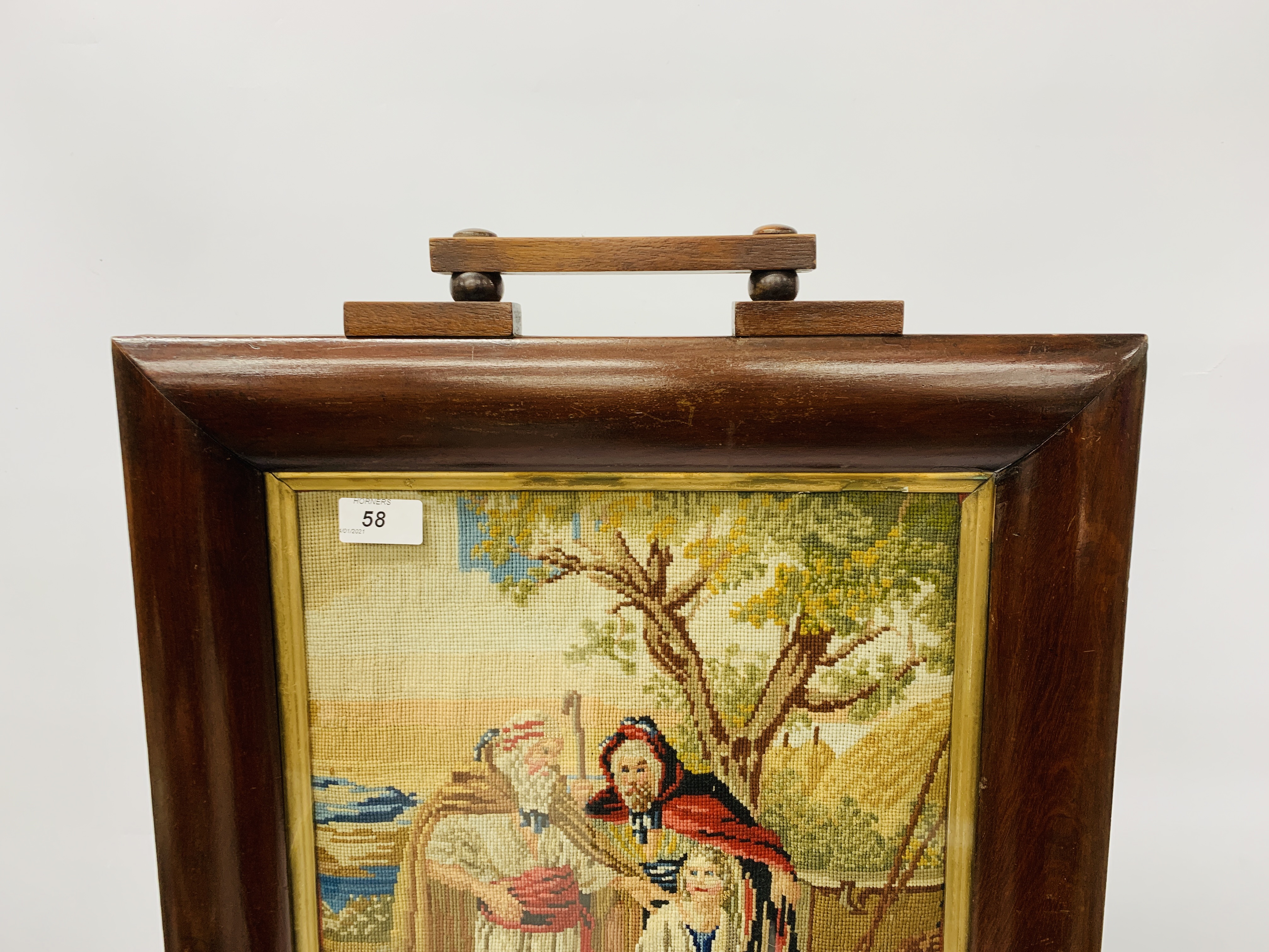 VINTAGE MAHOGANY FRAMED TAPESTRY INSET FIRE SCREEN - Image 4 of 5