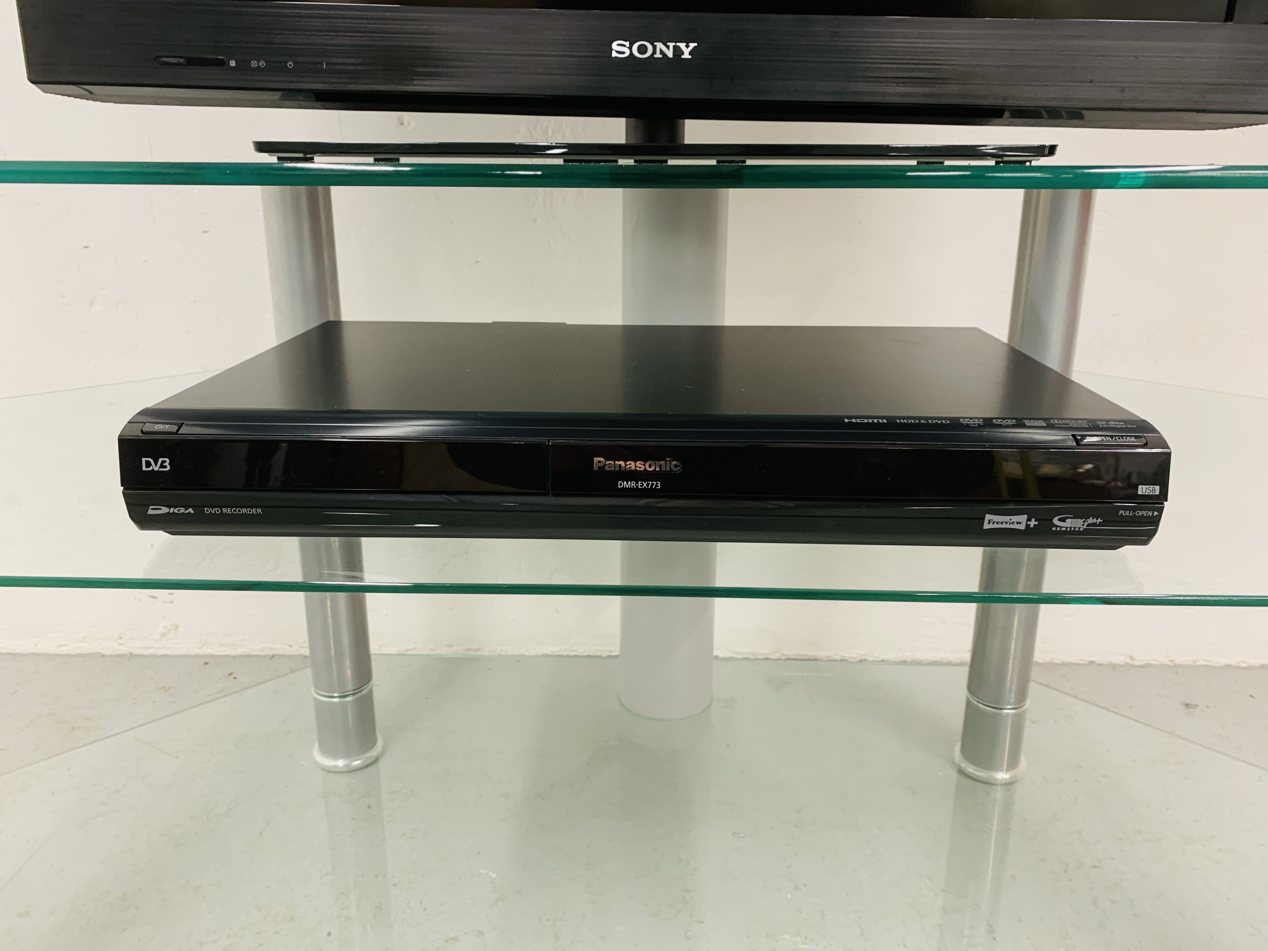 A SONY BRAVIA 32 INCH TELEVISION WITH REMOTE AND PANASONIC DVD / HDD RECORDER WITH FREEVIEW, - Image 5 of 11