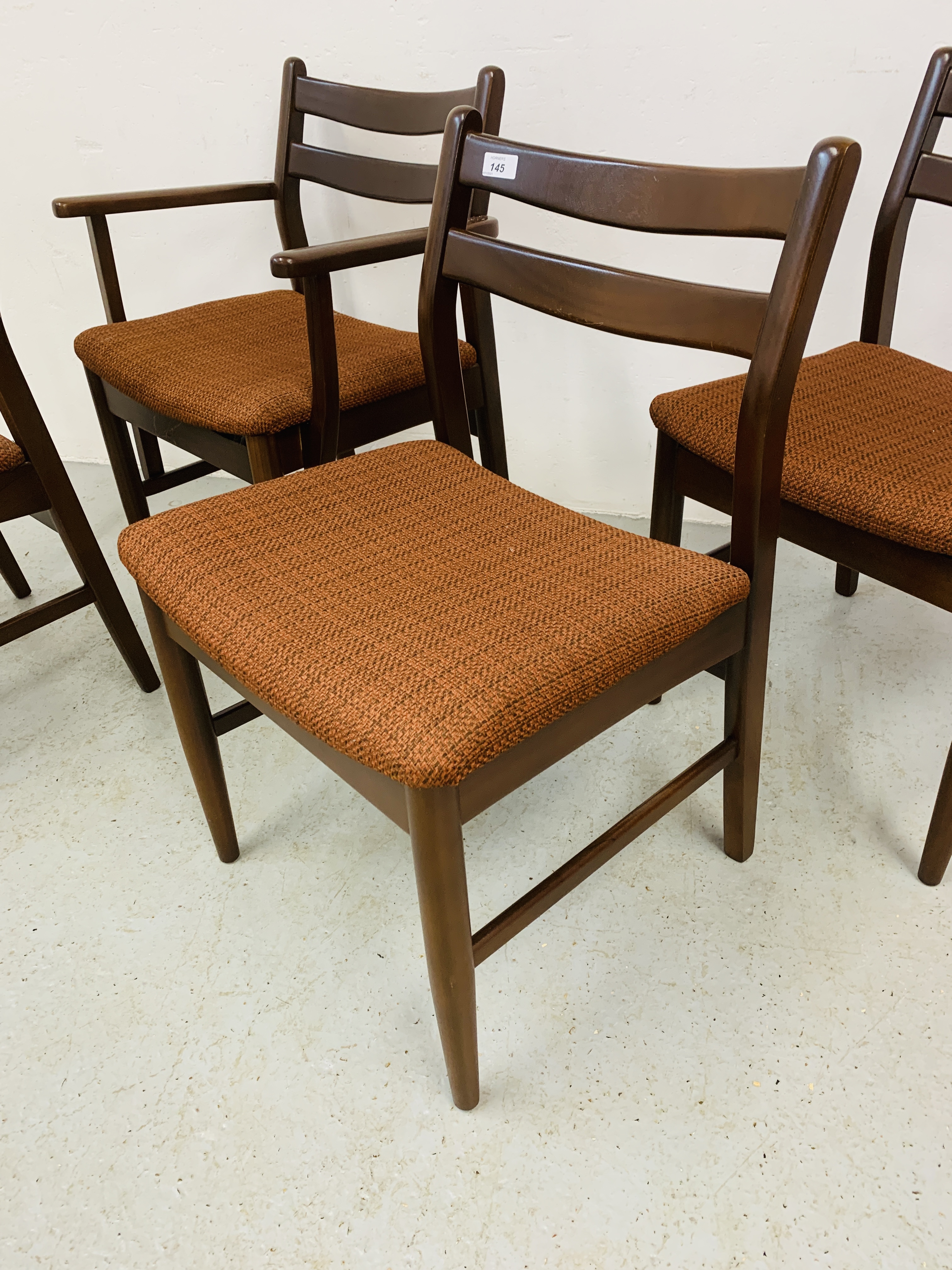 A SET OF FOUR RETRO DINING CHAIRS (TWO SIDE, - Image 2 of 8