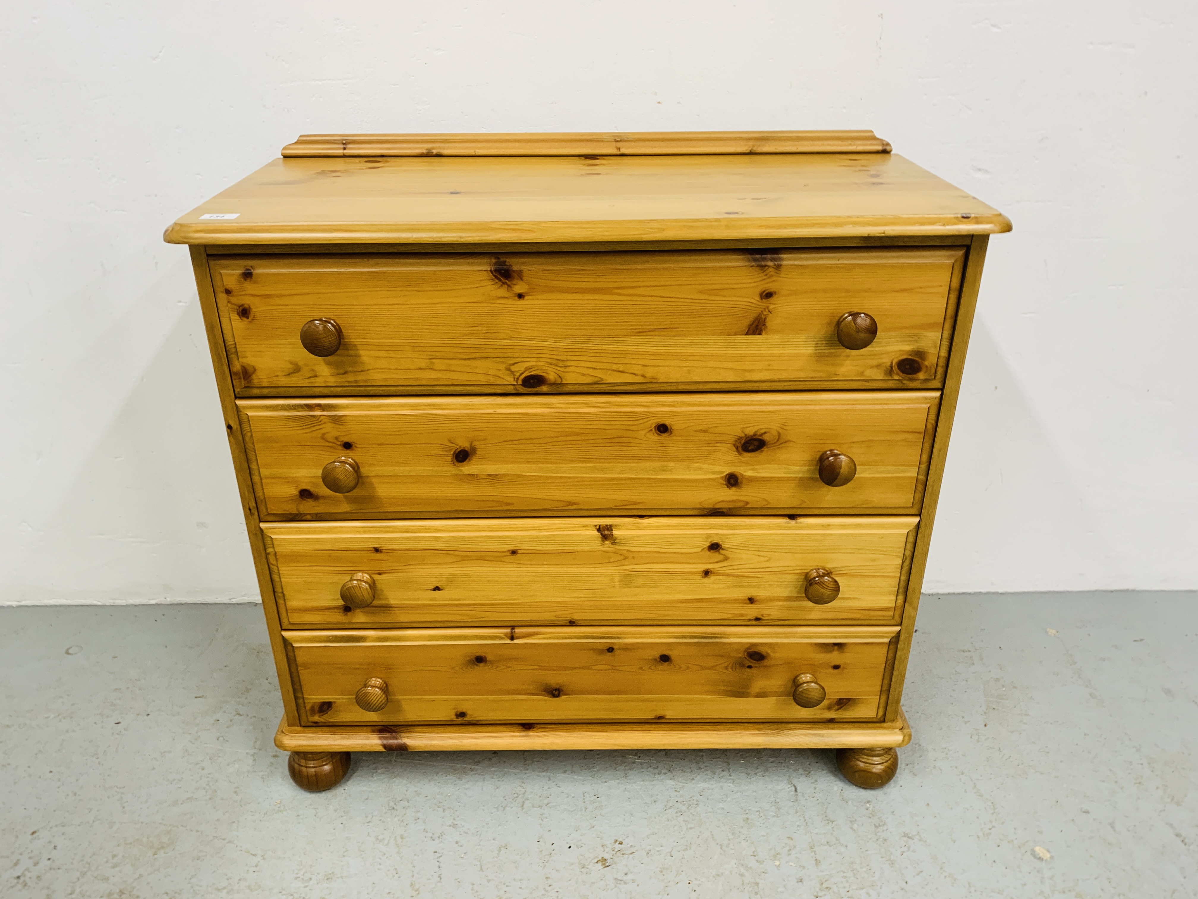 A HONEY PINE 4 DRAWER CHEST OF DRAWERS 90 x 40 x 84cm