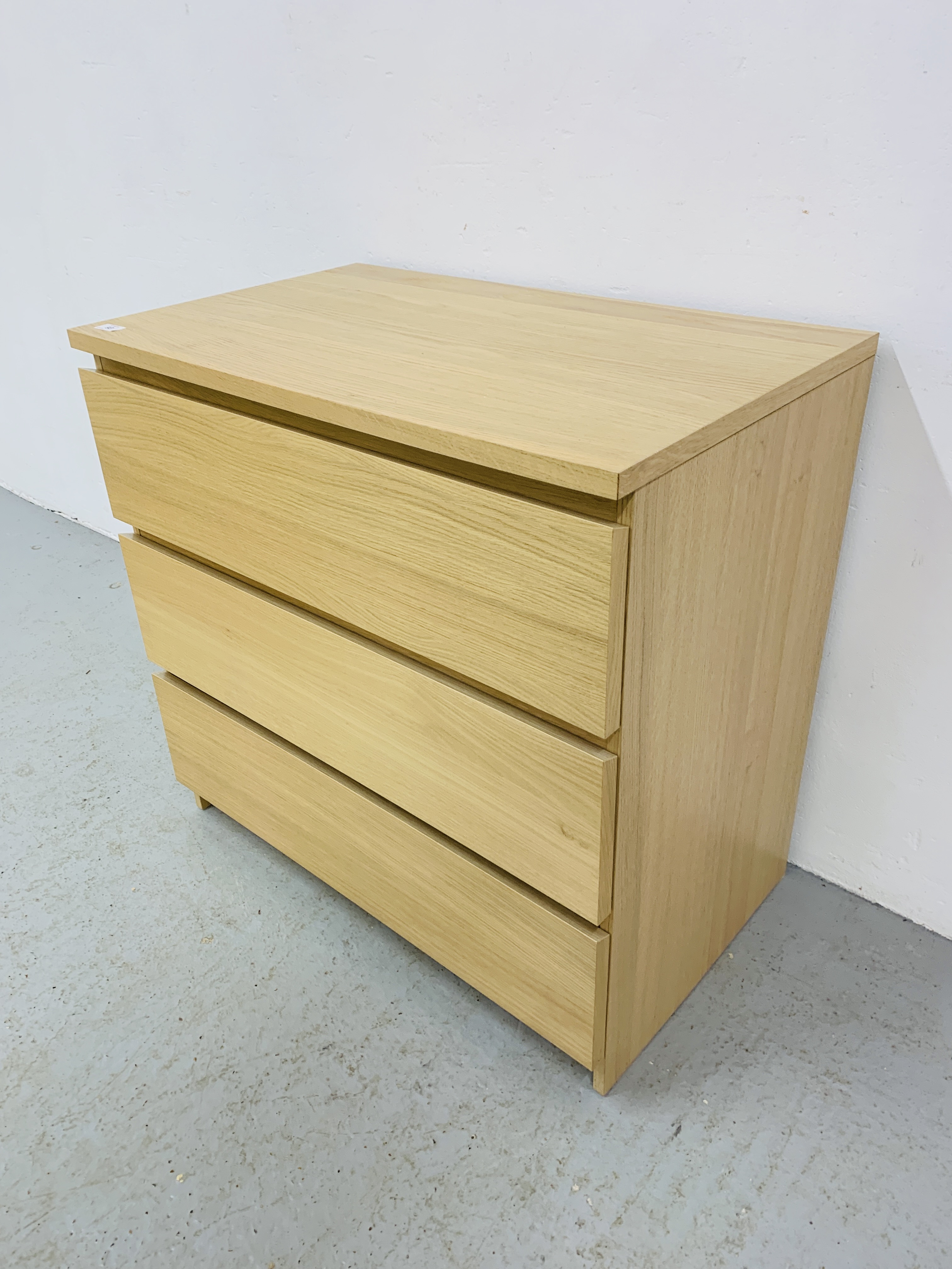 A MODERN LIGHT OAK FINISH THREE DRAWER CHEST - WIDTH 81cm. HEIGHT 78cm. - Image 2 of 4