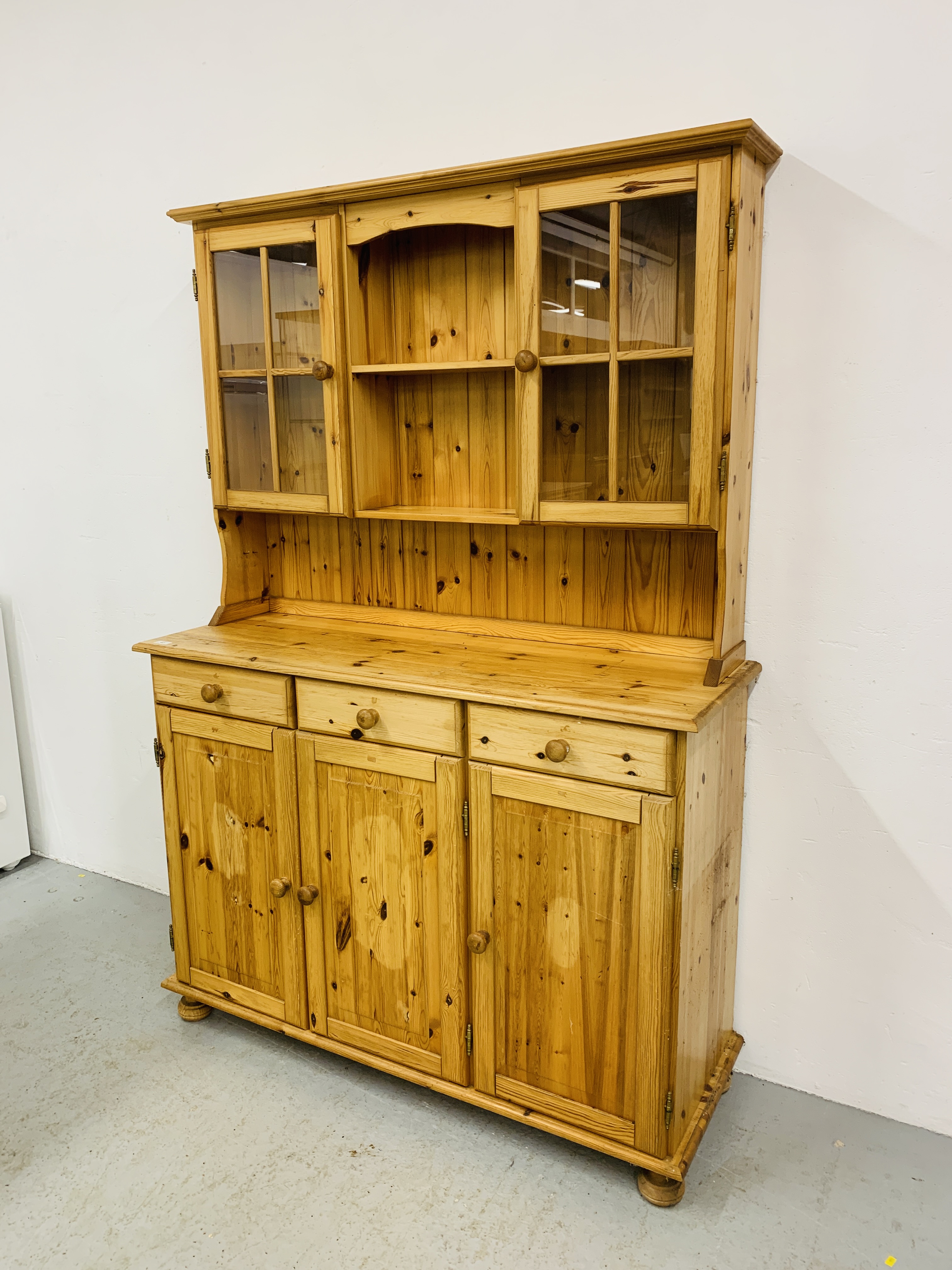 HONEY PINE TRADITIONAL KITCHEN DRESSER, THE UPPER WITH TWO GLAZED DOORS, - Image 5 of 6