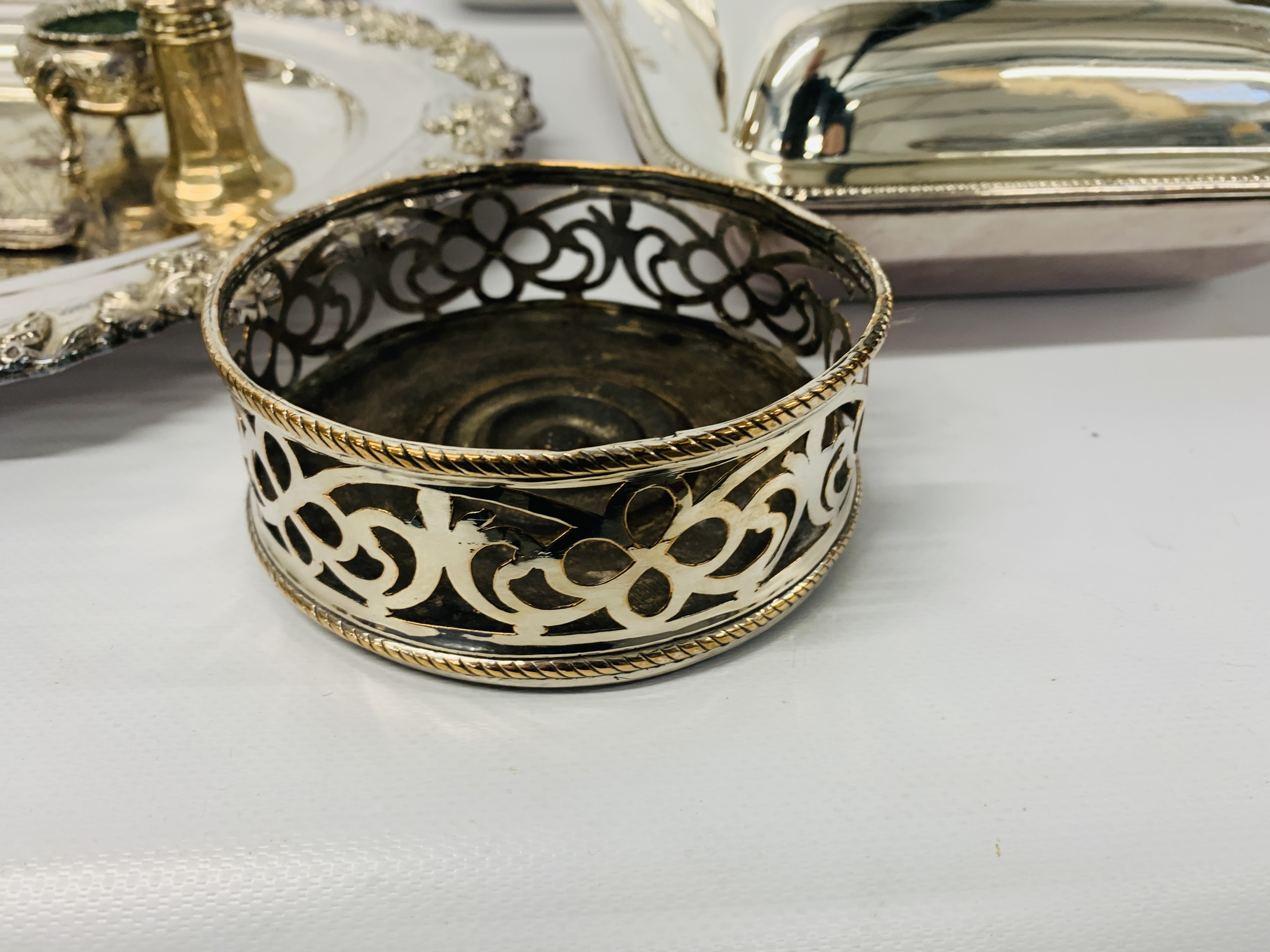 A GROUP OF GOOD QUALITY SILVER PLATED WARES TO INCLUDE OVAL TRAY LENGTH 45CM, - Image 11 of 12