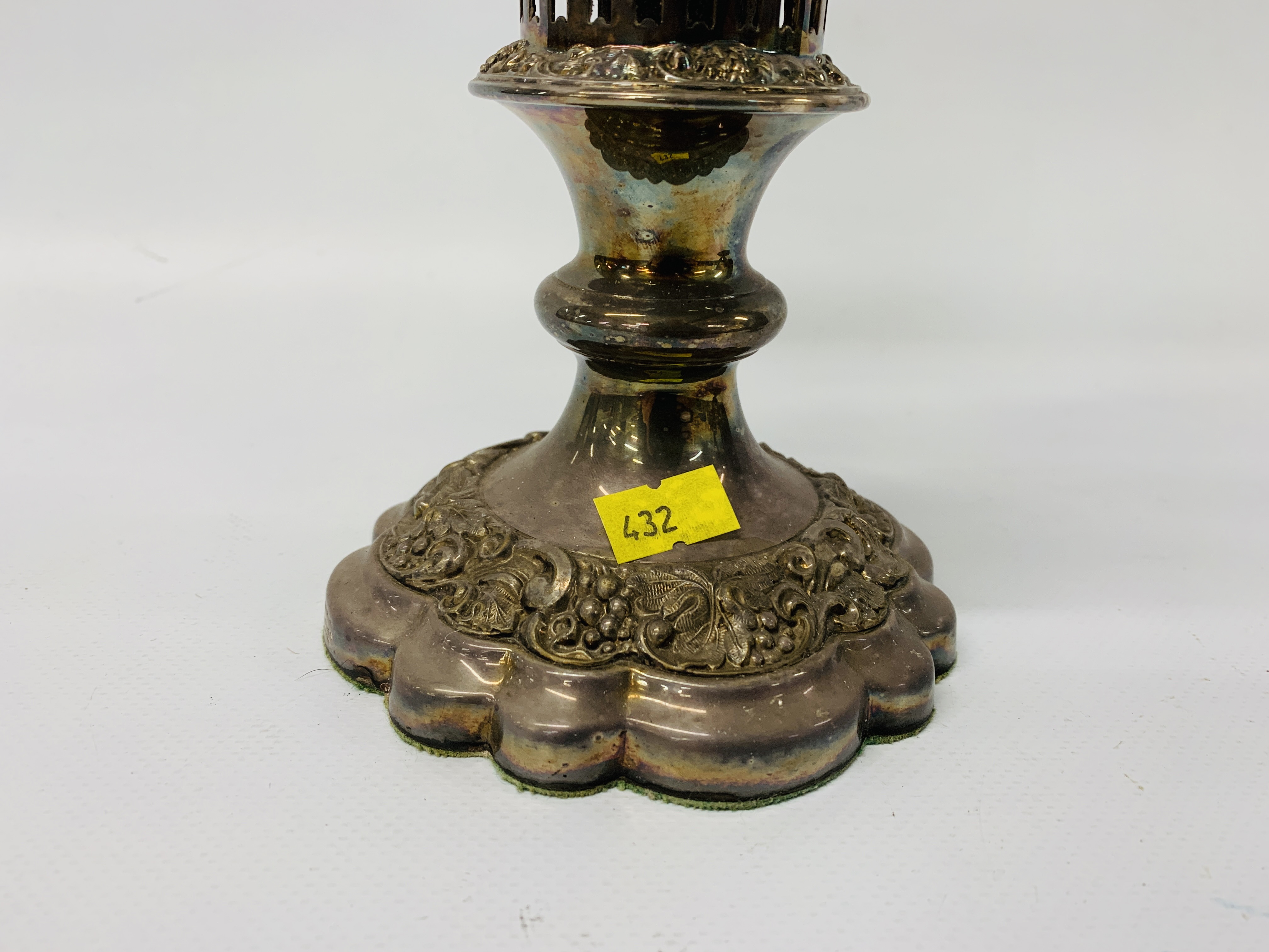 STYLISH MAPPIN & WEBB PLATED 2 BRANCH LOW CANDLE STICK TOGETHER WITH A VINTAGE ORNATE CANDLE HOLDER - Image 6 of 8