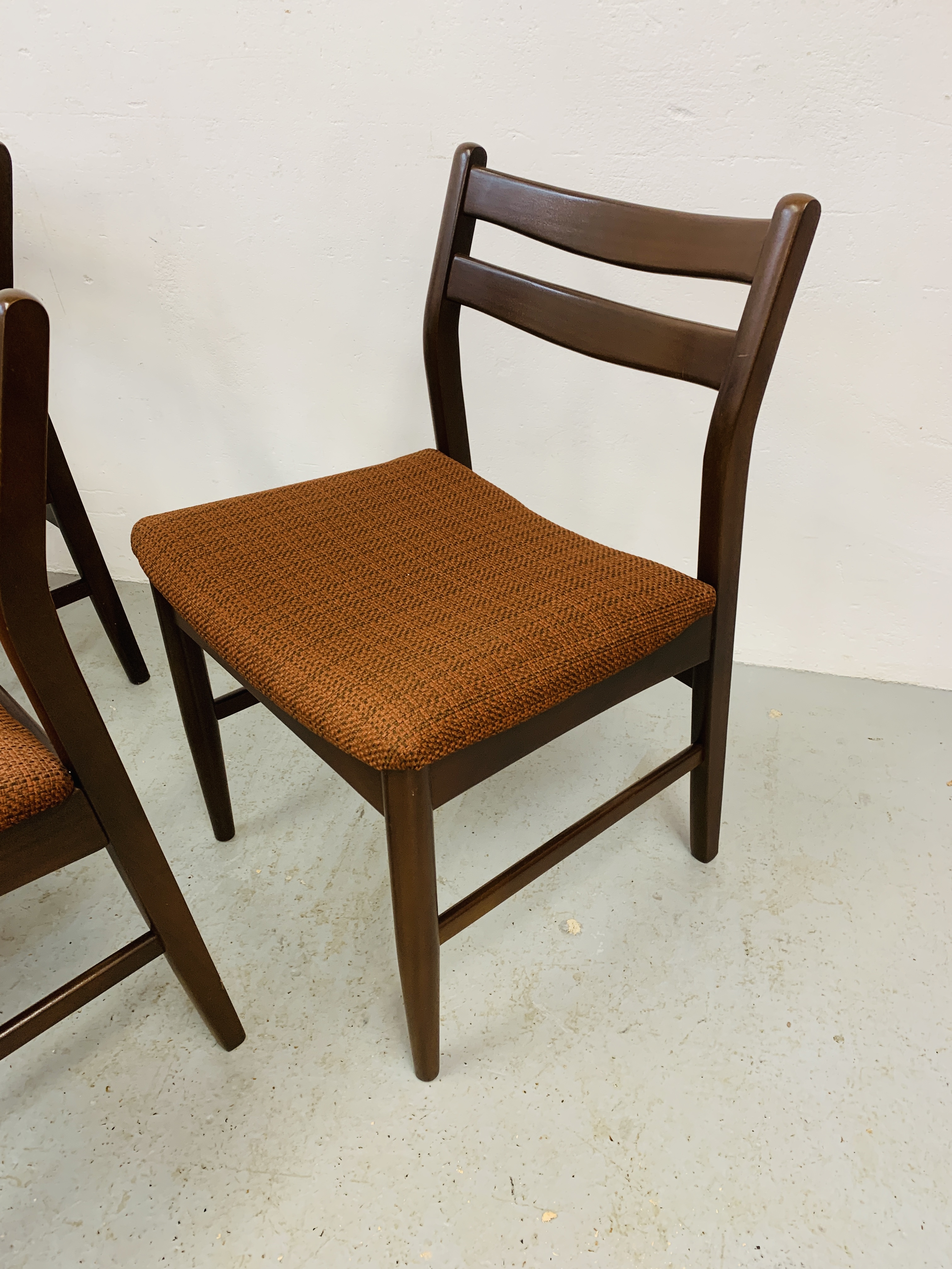 A SET OF FOUR RETRO DINING CHAIRS (TWO SIDE, - Image 7 of 8