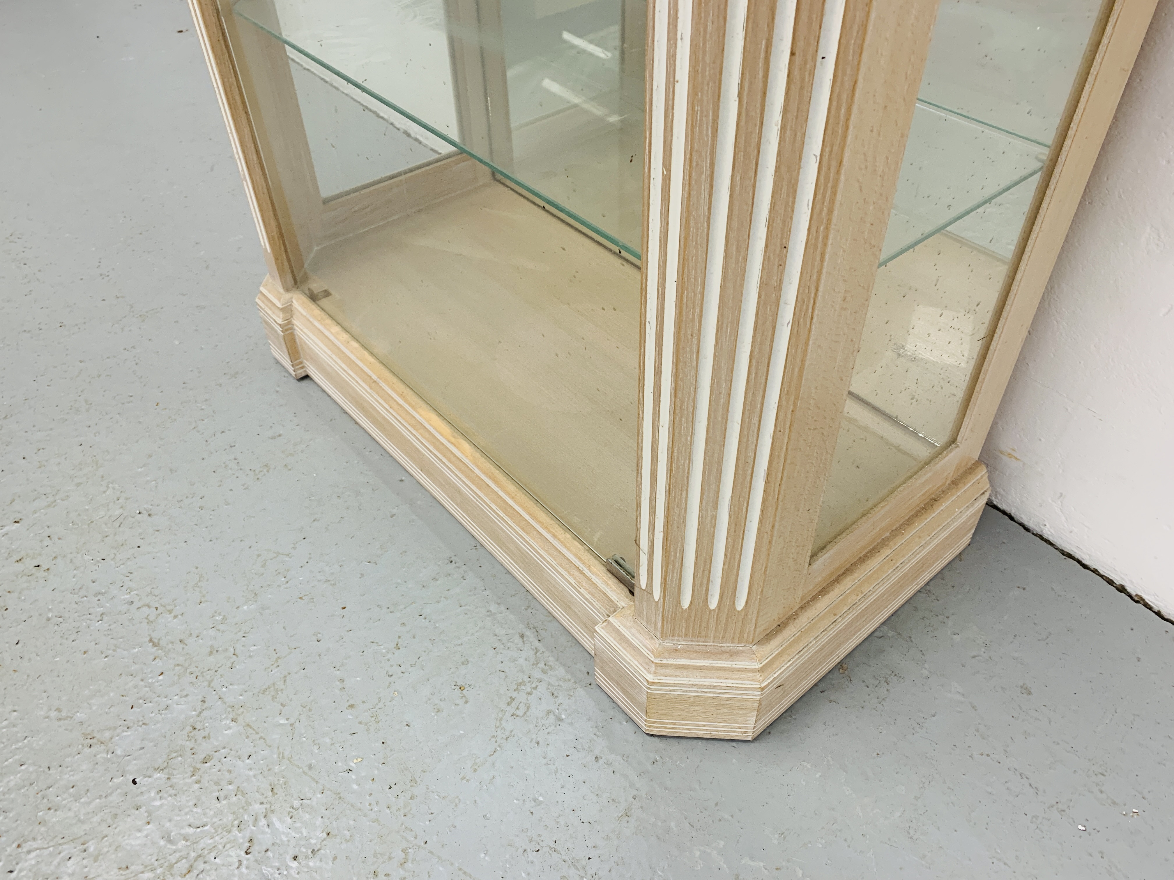 MODERN GLAZED DISPLAY CABINET WITH A LIMED FINISH & GLASS SHELVES - Image 7 of 7