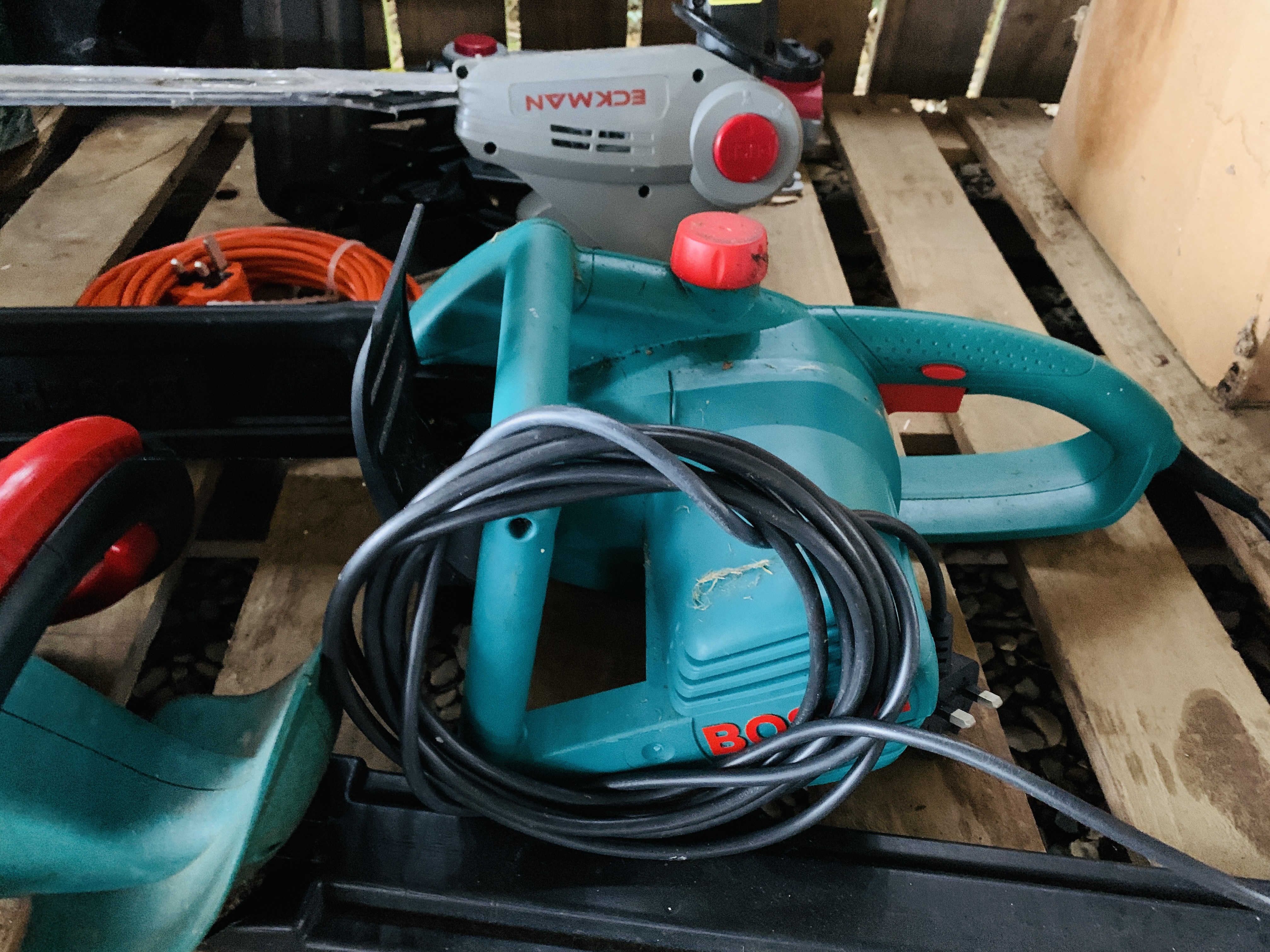 A BOSCH ELECTRIC CHAINSAW MODEL AKE 35 S AND A BOSCH ELECTRIC HEDGE TRIMMER MODEL AHS 7000-PRO-T - - Image 3 of 4