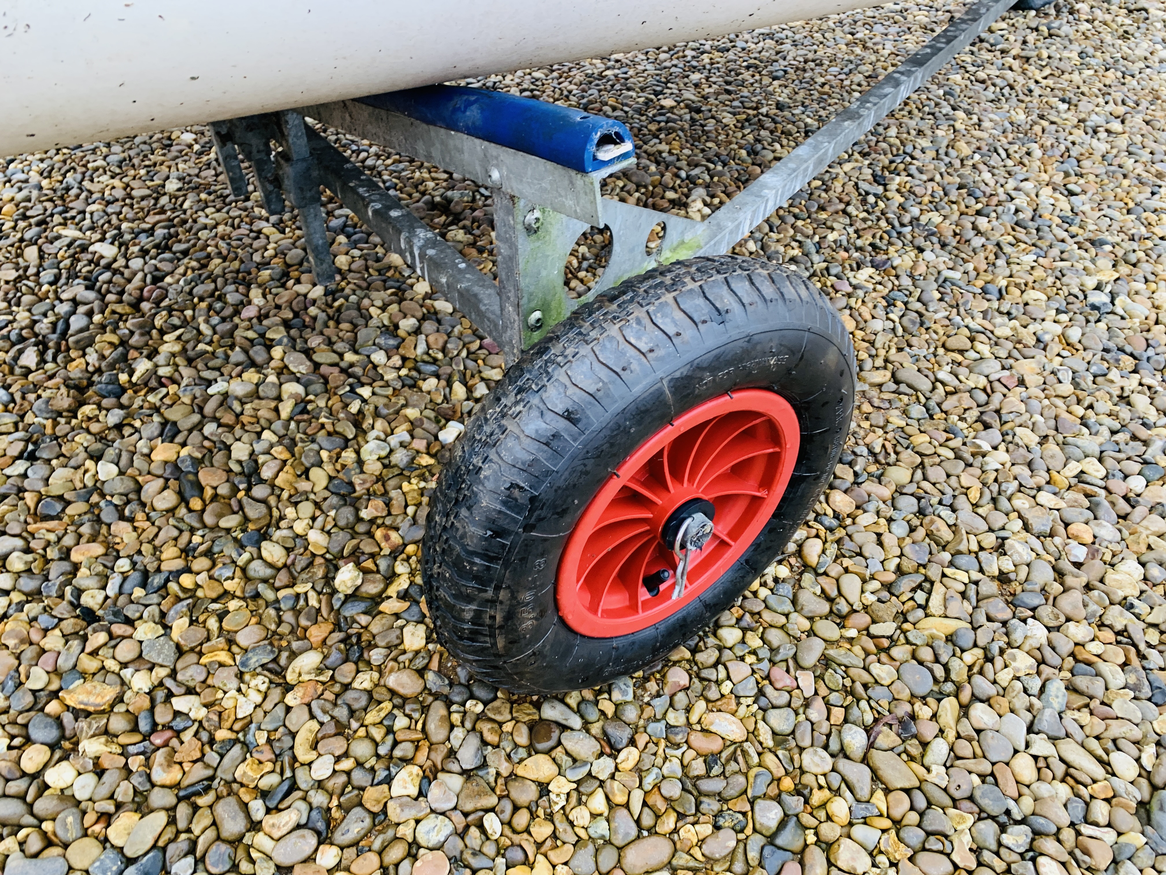 A 10FT FIBREGLASS ROWING DINGHY ON LAUNCHING TRAILER WITH OARS, - Image 6 of 12