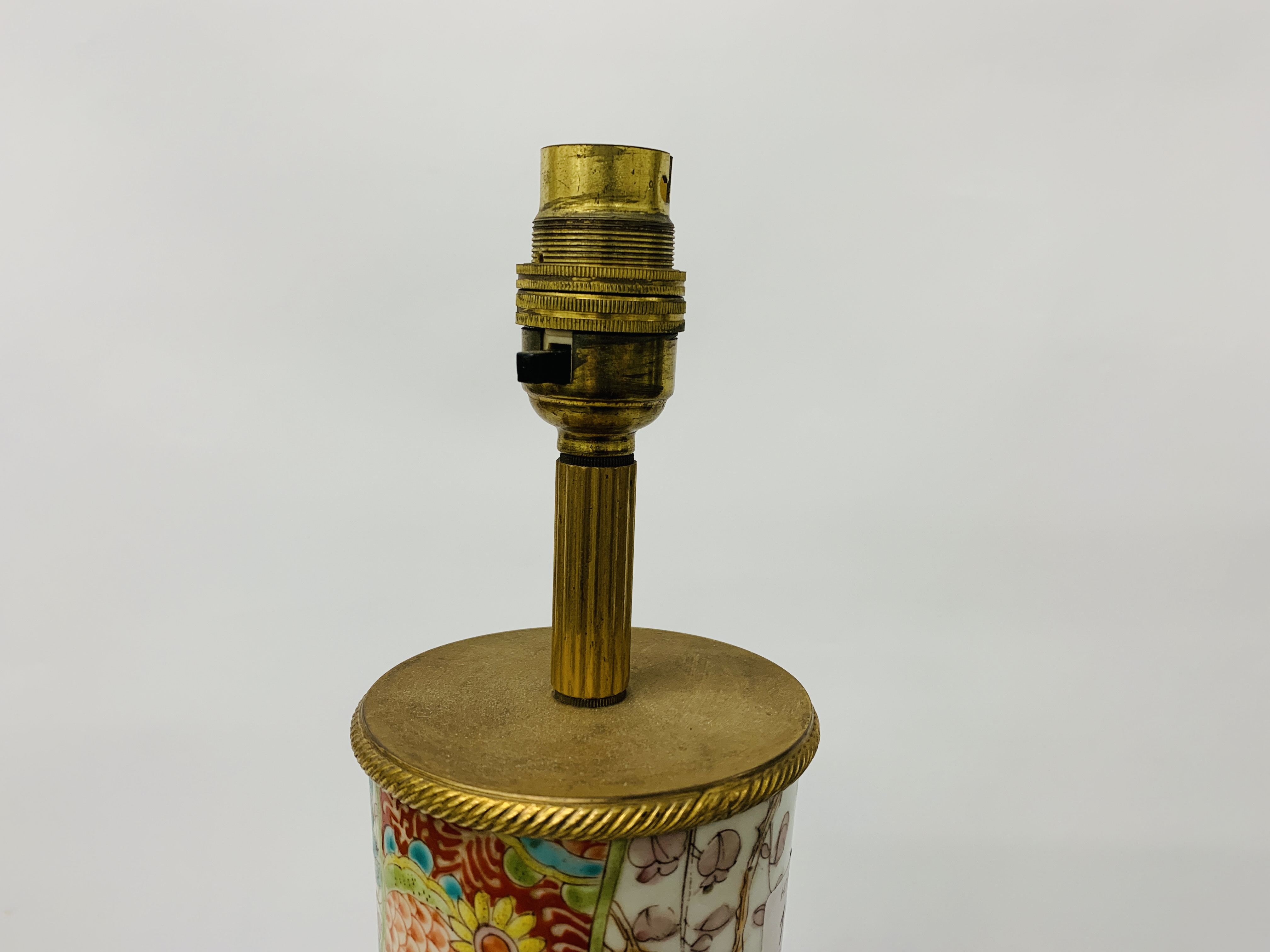 PERIOD ORIENTAL PATTERNED LAMP BASE OF BULBAS FORM WITH BRASS DETAIL HEIGHT 49cm - SOLD AS SEEN - Image 2 of 5