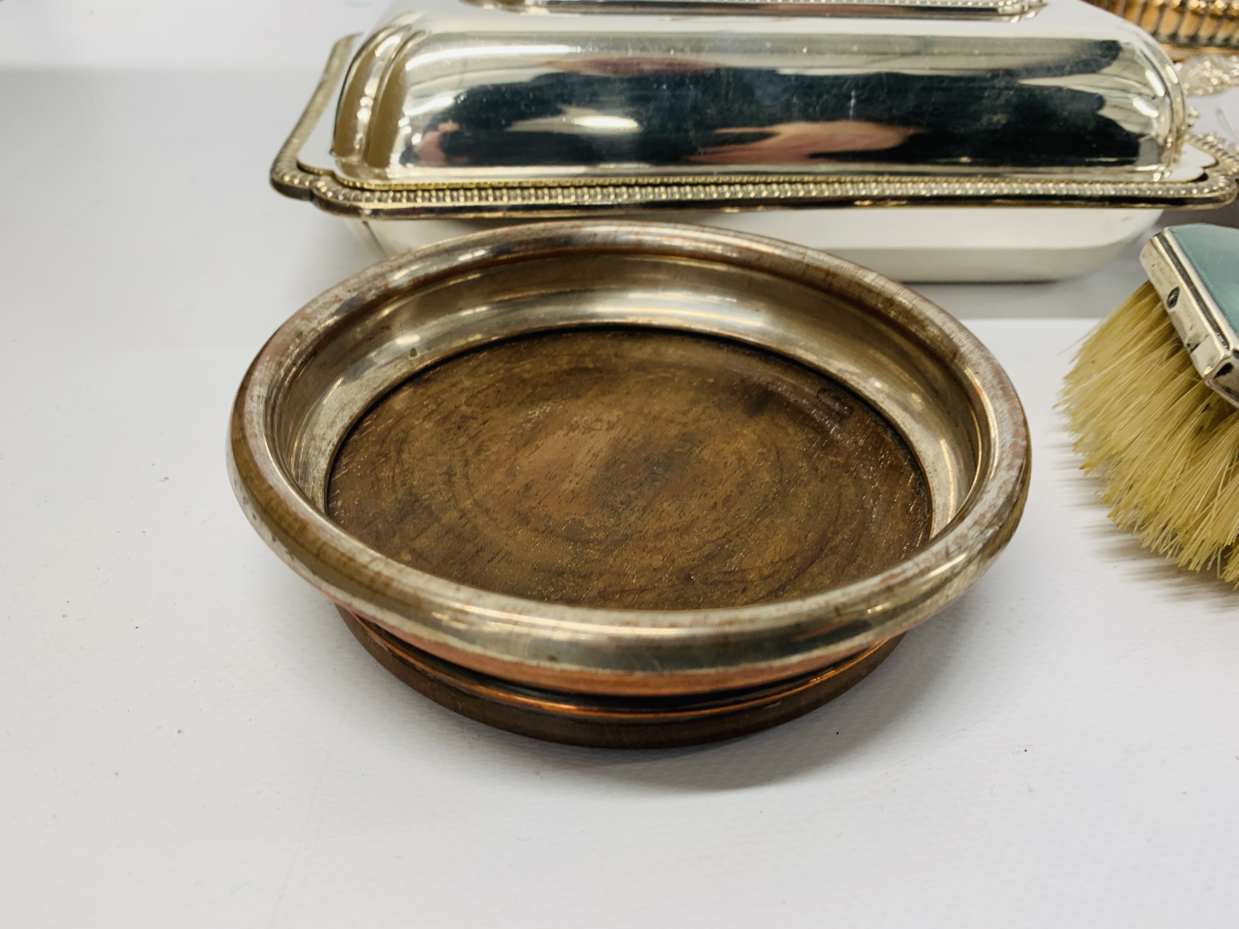 A GROUP OF GOOD QUALITY SILVER PLATED WARES TO INCLUDE OVAL TRAY LENGTH 45CM, - Image 10 of 12