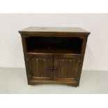 AN OAK FINISH TWO DOOR CABINET WITH LINENFOLD DETAIL. WIDTH 79cm. HEIGHT 84cm.