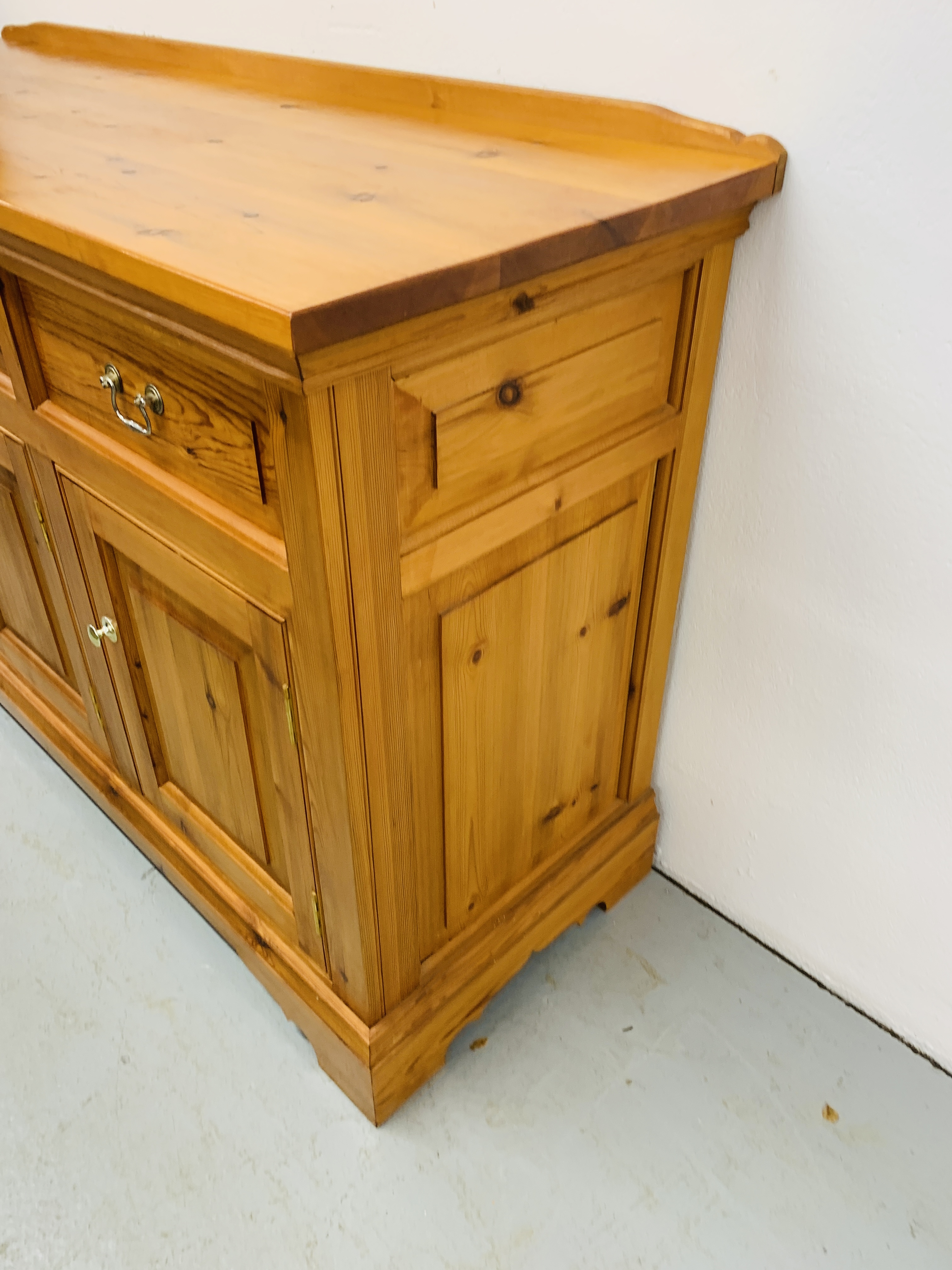 A SOLID PINE THREE DRAWER DRESSER BASE - LENGTH 147cm. HEIGHT 91cm. - Image 6 of 10