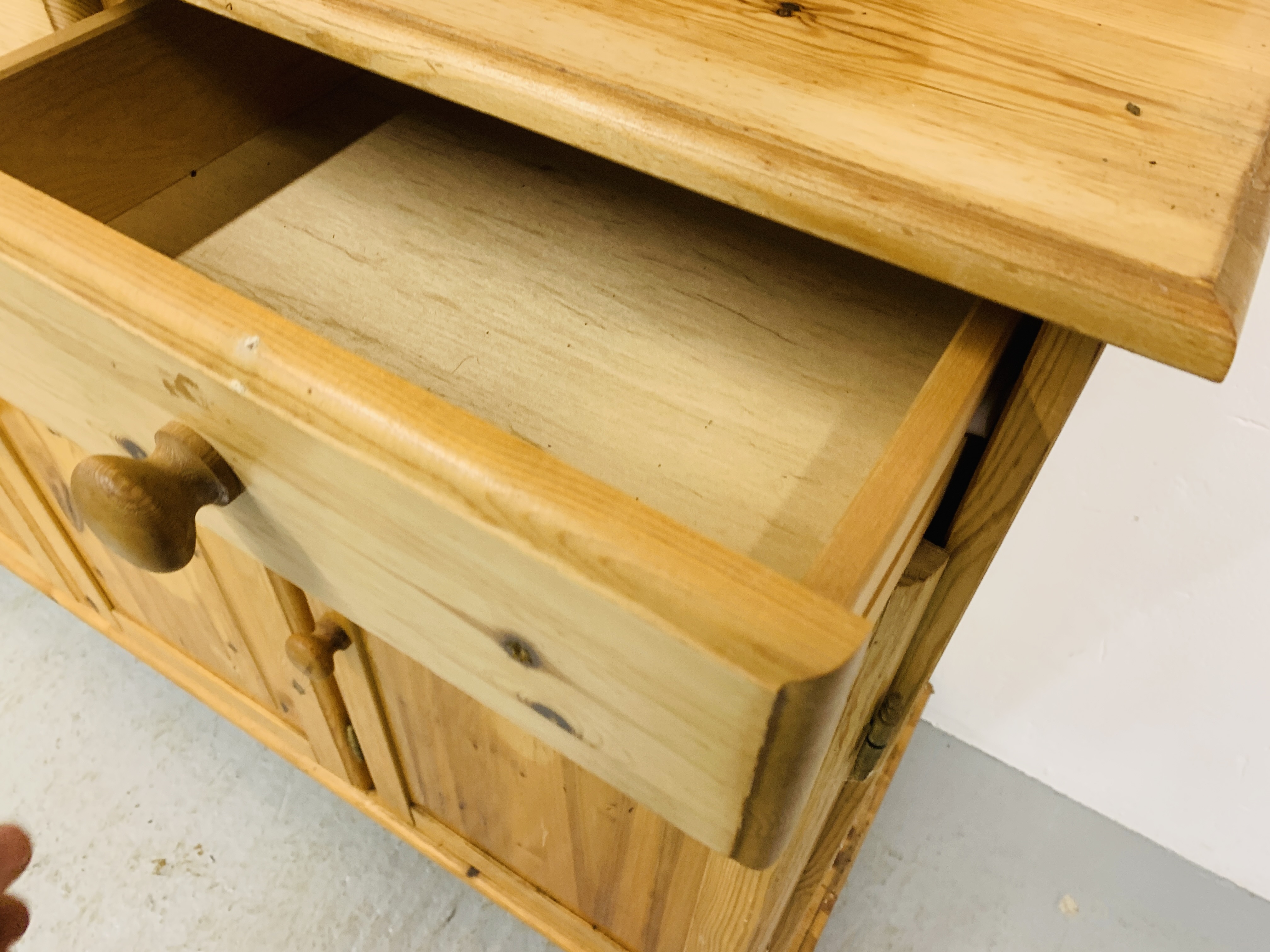 HONEY PINE TRADITIONAL KITCHEN DRESSER, THE UPPER WITH TWO GLAZED DOORS, - Image 4 of 6