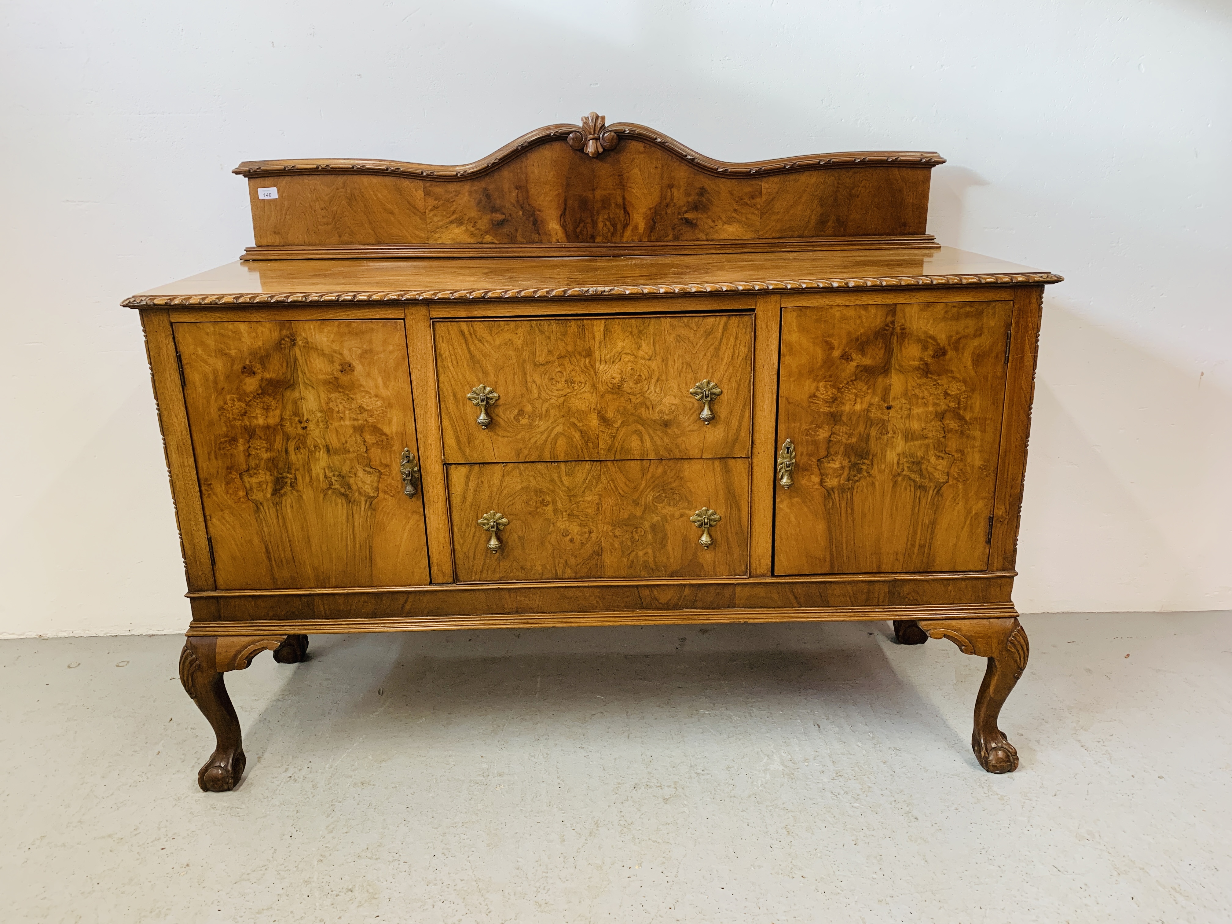 AN ELEGANT MAHOGANY SIDEBOARD, THE THREE CENTRAL DRAWERS FLANKED BY CABINETS,