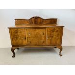 AN ELEGANT MAHOGANY SIDEBOARD, THE THREE CENTRAL DRAWERS FLANKED BY CABINETS,