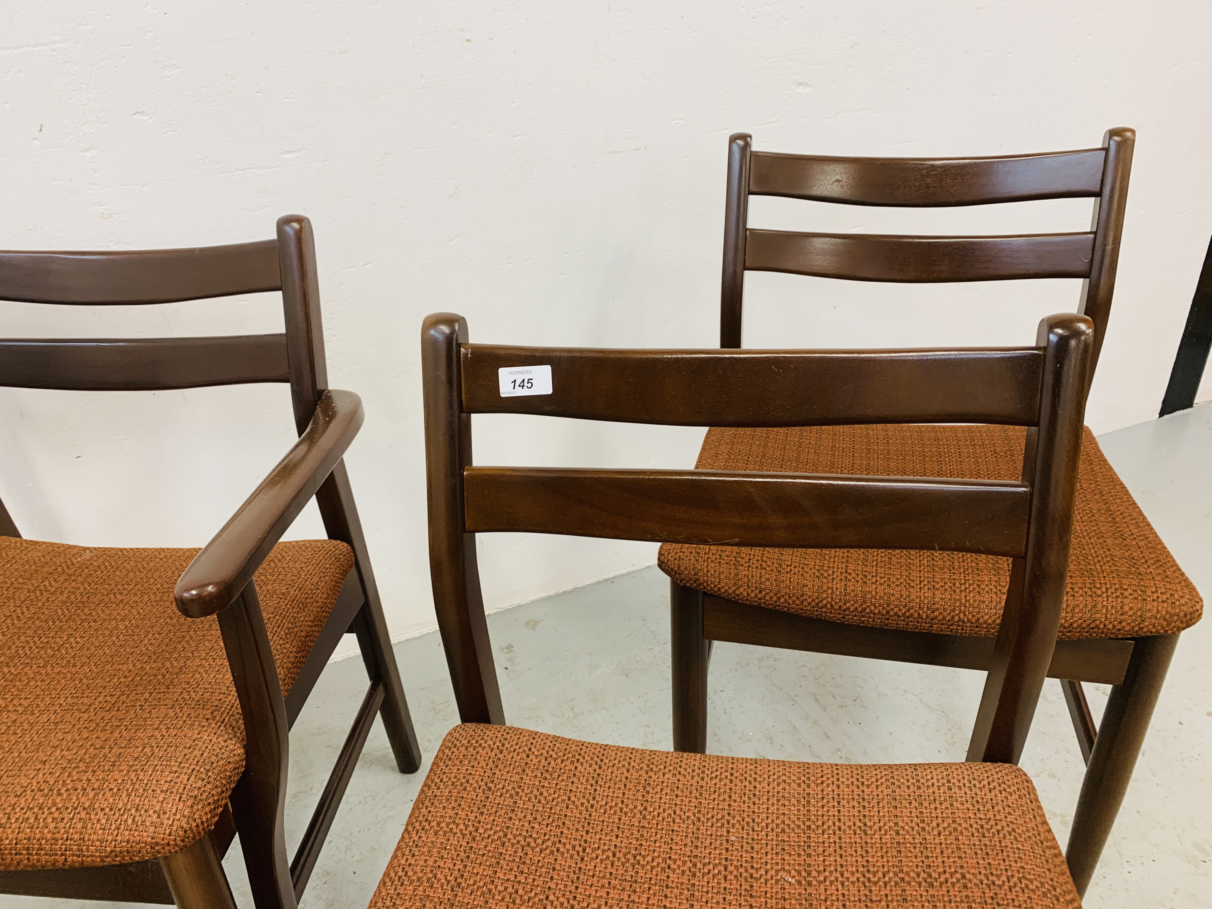 A SET OF FOUR RETRO DINING CHAIRS (TWO SIDE, - Image 6 of 8