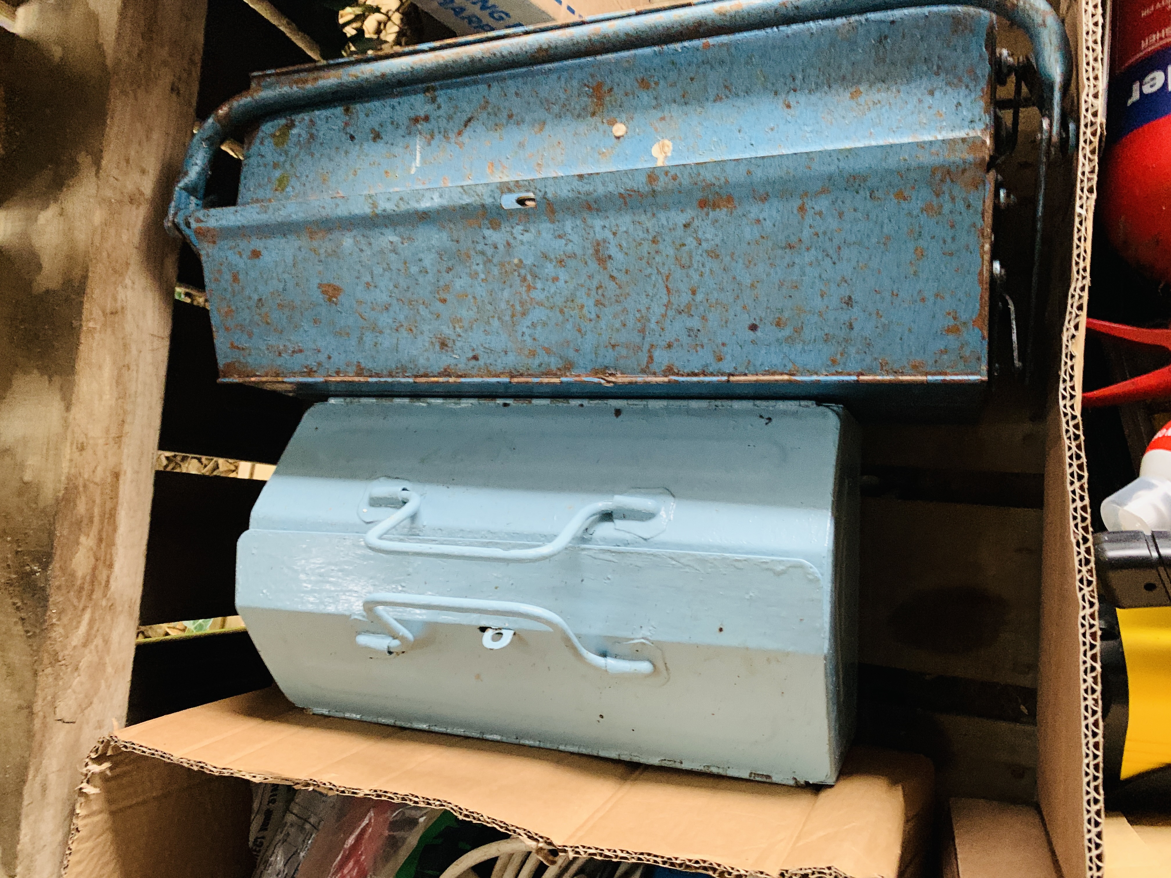 8 BOXES CONTAINING ASSORTED SHED SUNDRIES TO INCLUDE FLOOD LAMPS, EXTENSION LEADS, - Image 12 of 14