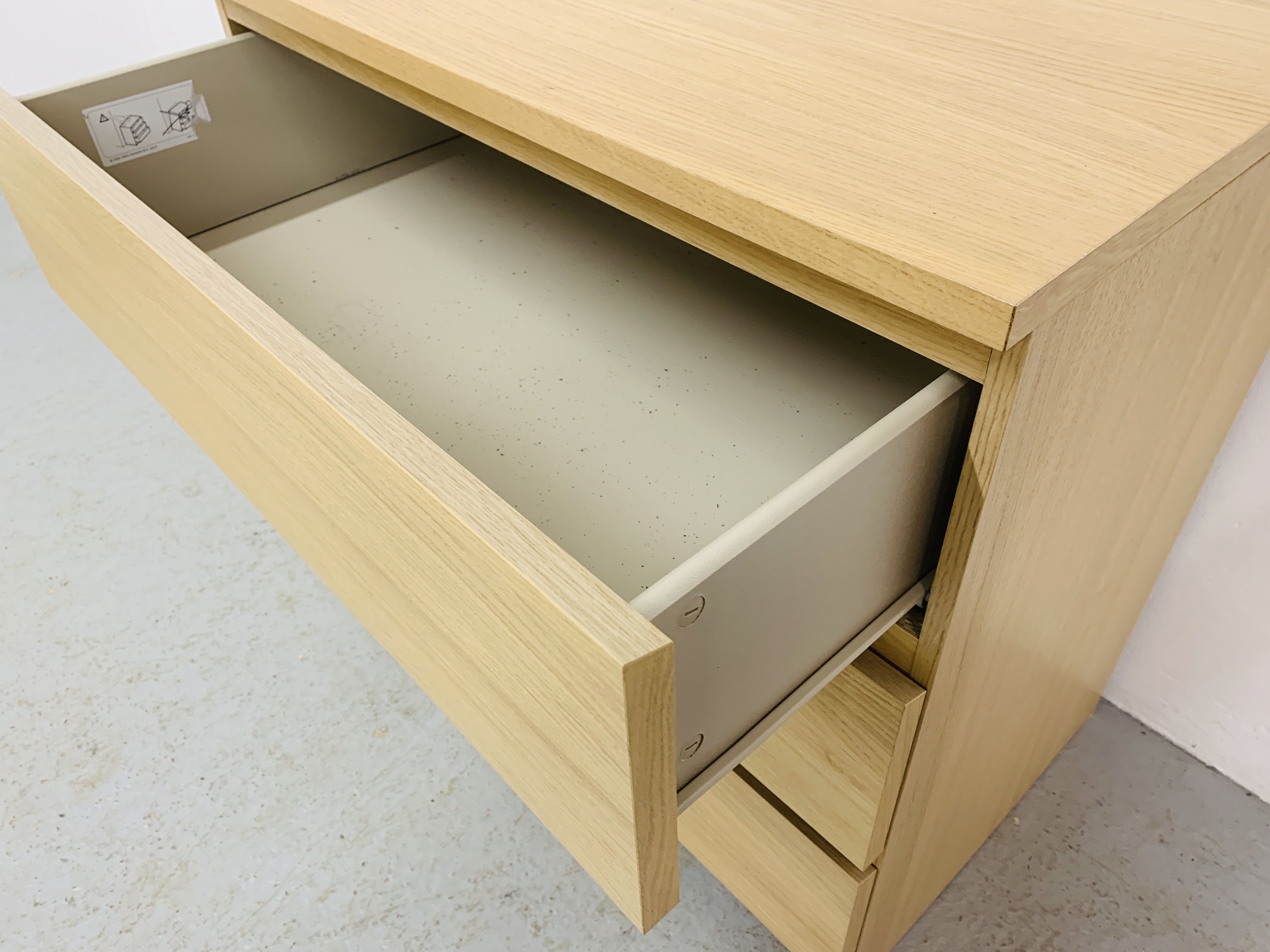 A MODERN LIGHT OAK FINISH THREE DRAWER CHEST - WIDTH 81cm. HEIGHT 78cm. - Image 3 of 4